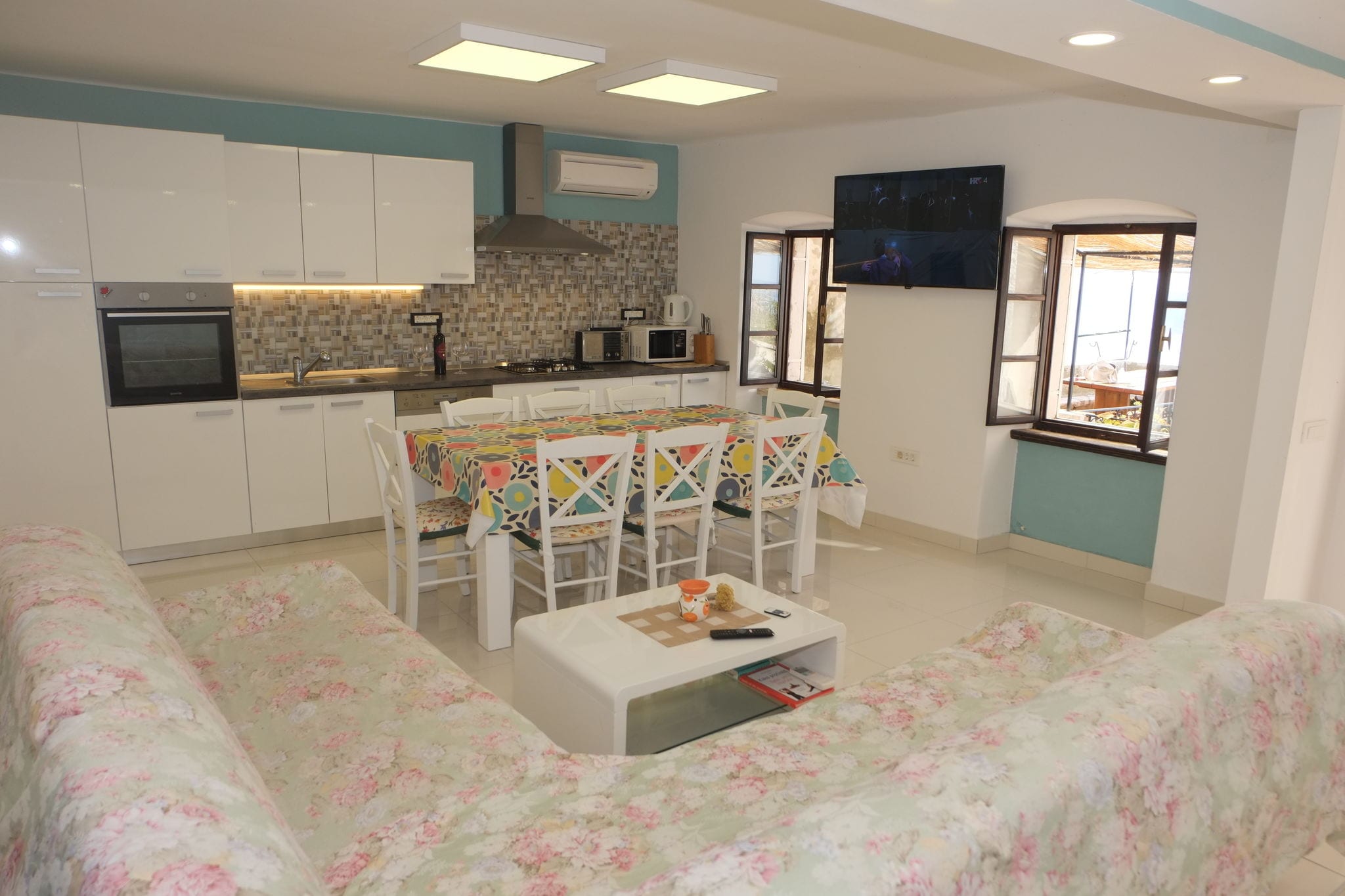 Spacious holiday home with terrace and great sea view !