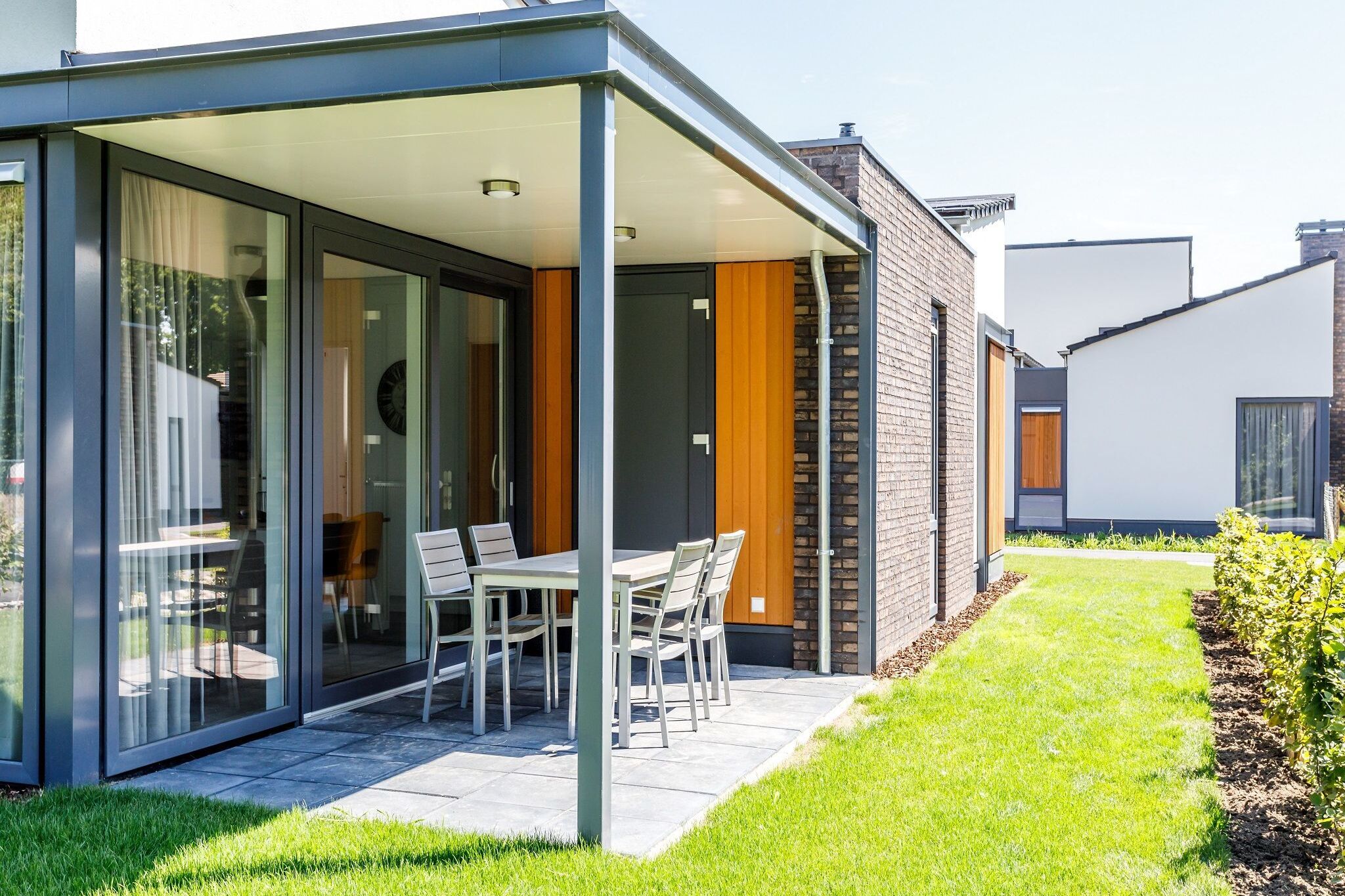 Villa mit einer überdachten Terrasse in Limburg