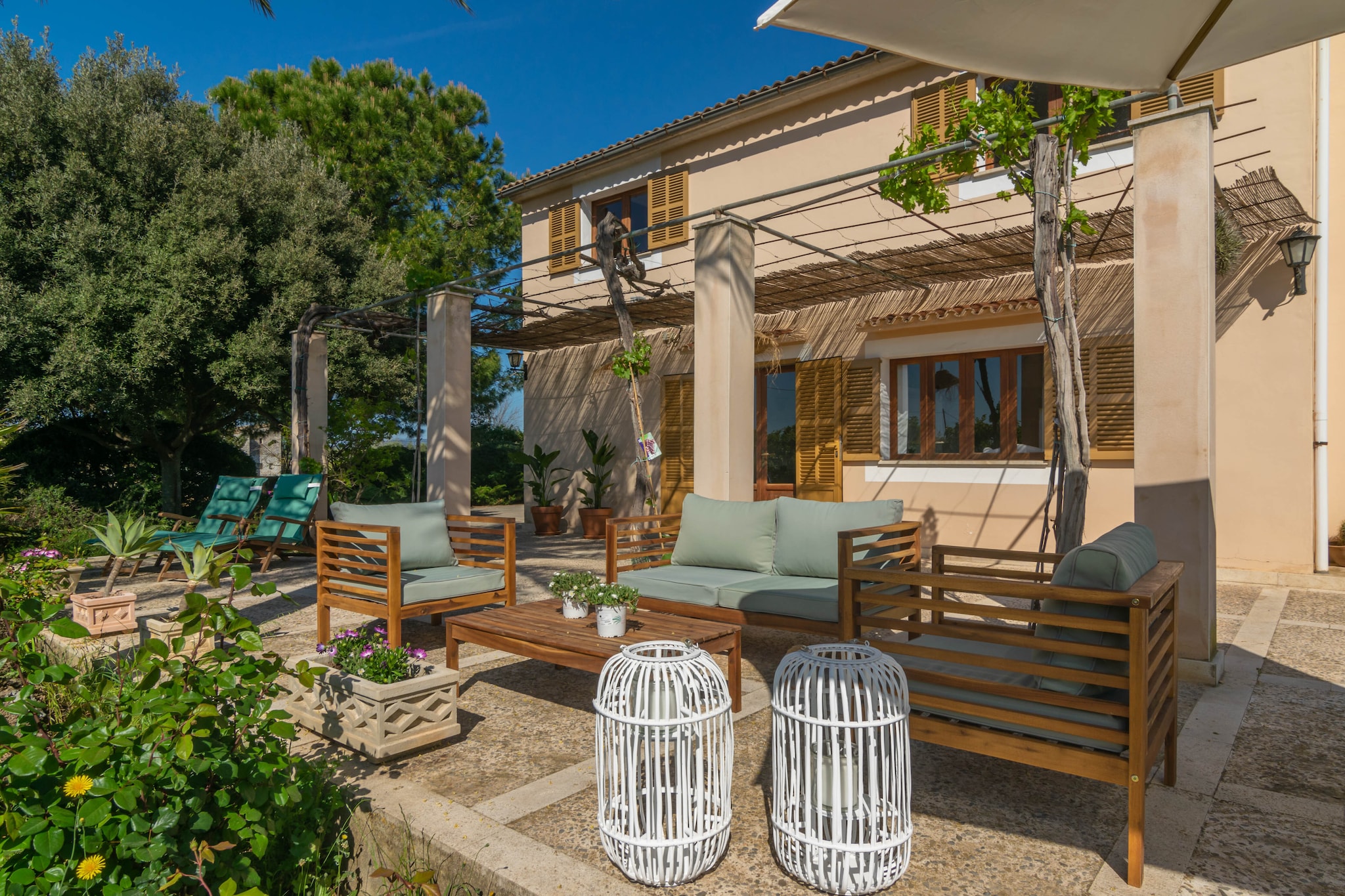 Living room, Kitchen(cooker, coffee machine), bedroom(2x single bed), bedroom(single bed), bedroom(double bed), bathroom, bathroom, oven, microwave, dishwasher, fridge-freezer, shower, shower, washbasin, washbasin, toilet, toilet, BBQ, children\'s bed, high chair