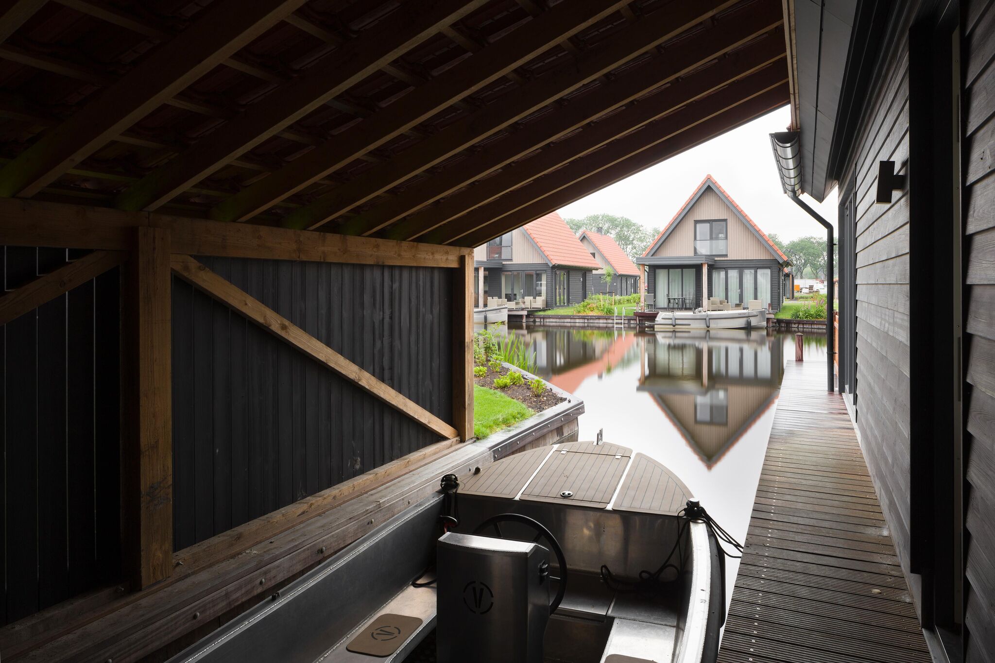 Luxious water villa with 3 bathrooms, at the Frisian Lakes