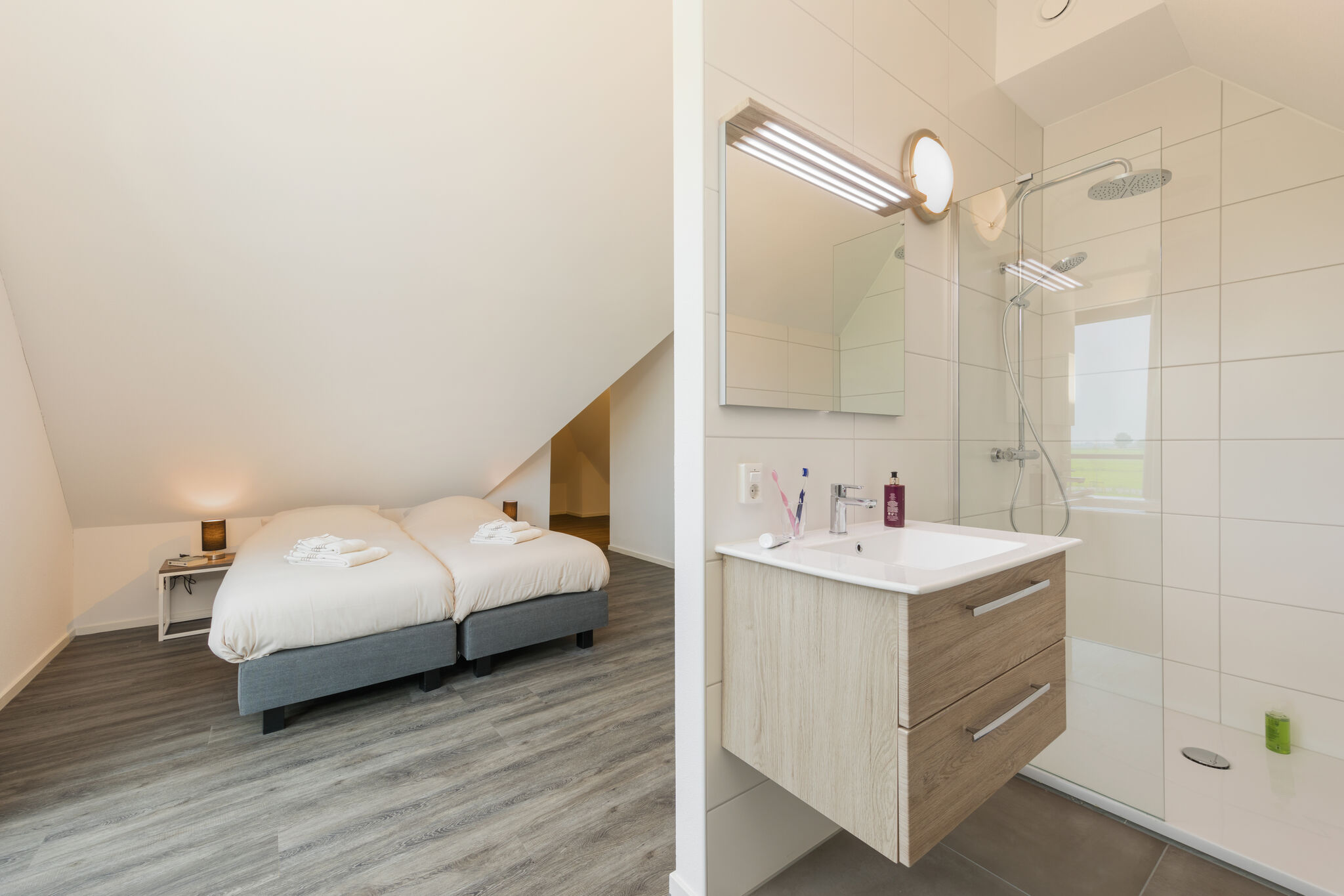 Luxe watervilla met drie badkamers, bij de Friese Meren