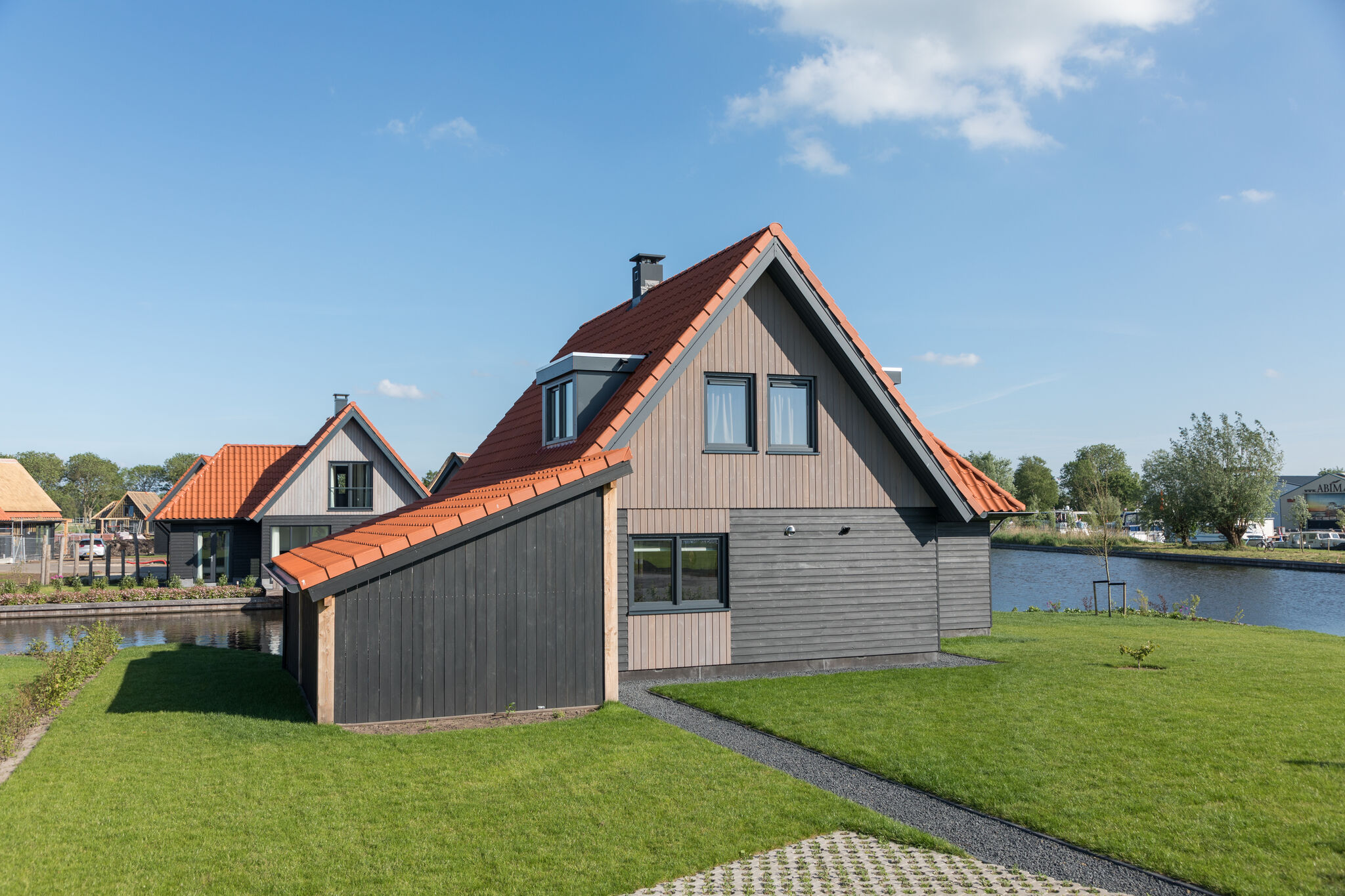 Luxious water villa with 3 bathrooms, at the Frisian Lakes