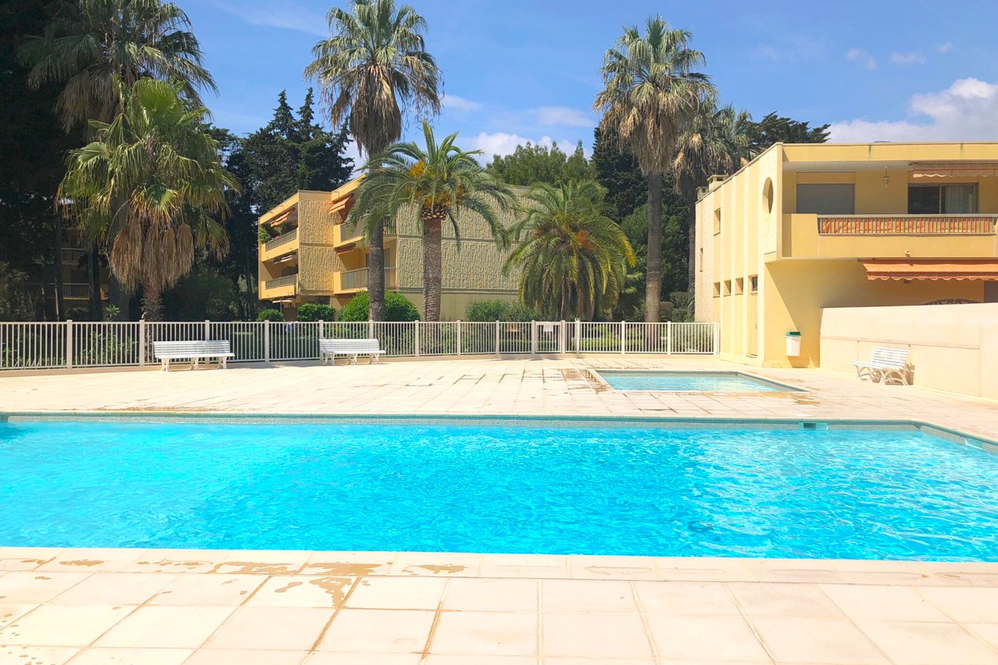 Appartement moderne dans le sud de la France, grande piscine