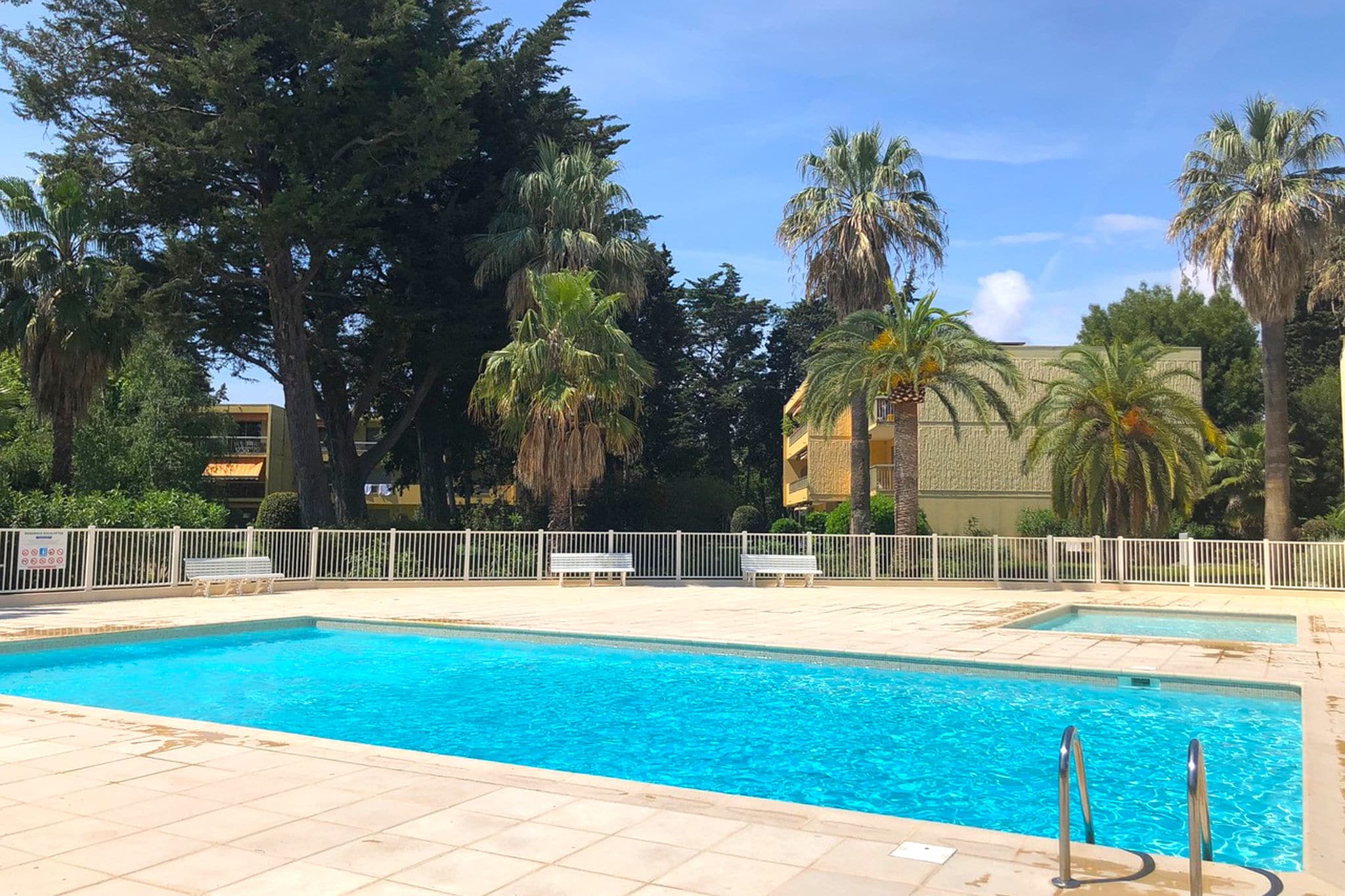 Appartement moderne dans le sud de la France, grande piscine