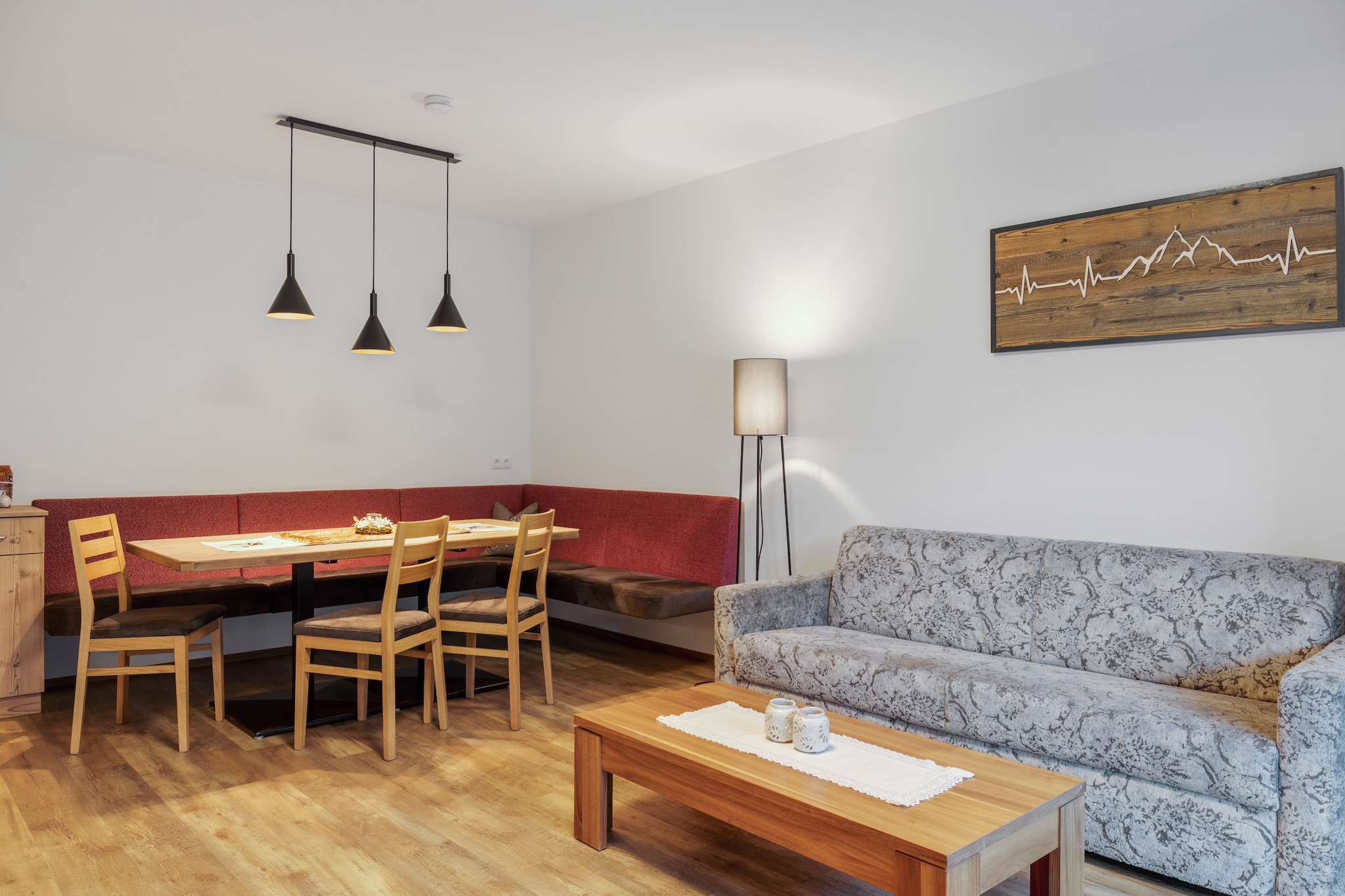 This beautifully situated holiday home with 2 holiday apartments is located on the sunny side of the valley on the border between Salzburgerland and Tyrol, in the lively village of Wald (district of Wald-Königsleiten).

You have both apartments (for a total of 12 people) located on the ground floor and 1st floor. Very suitable for families or friends traveling together. The advantage of a holiday home, but still privacy for everyone. The apartments are connected to each other via a central staircase.

Each holiday apartment has an attractive living room with a large dining area and modern open kitchen, furnished with attention to detail, and offers a view of the surrounding mountains of the Hohe Tauern National Park. From the living room you have access to the beautiful balcony. In the holiday apartment on the ground floor you have 2 beautiful bedrooms and 2 modern bathrooms. And in the holiday apartment on the 1st floor there are 3 bedrooms and 3 modern bathrooms. And after a day of hiking, cycling or skiing you can relax in your own sauna.

In the immediate vicinity you will find a beautiful indoor pool, various dining and shopping options, and the ski bus to the ski area. Due to the central location, 3 well-known ski areas are available within 15 minutes by car: the Zillertal Arena (140 km of slopes), the Wildkogel Arena (62 km of slopes) and the Kitzbüheler Alpen (180 km of slopes). With the Salzburg Super Ski Card you have access to all areas and can even take a trip to Zell am See, Kaprun and Saalbach-Hinterglemm.

In summer there are so many ways to spend your vacation, hiking and mountain biking opportunities abound, many sights in both Tyrol and Salzburgerland, a beautiful reservoir near Gerlos and don't forget the highest waterfalls in Europe in nearby Krimml visit.

