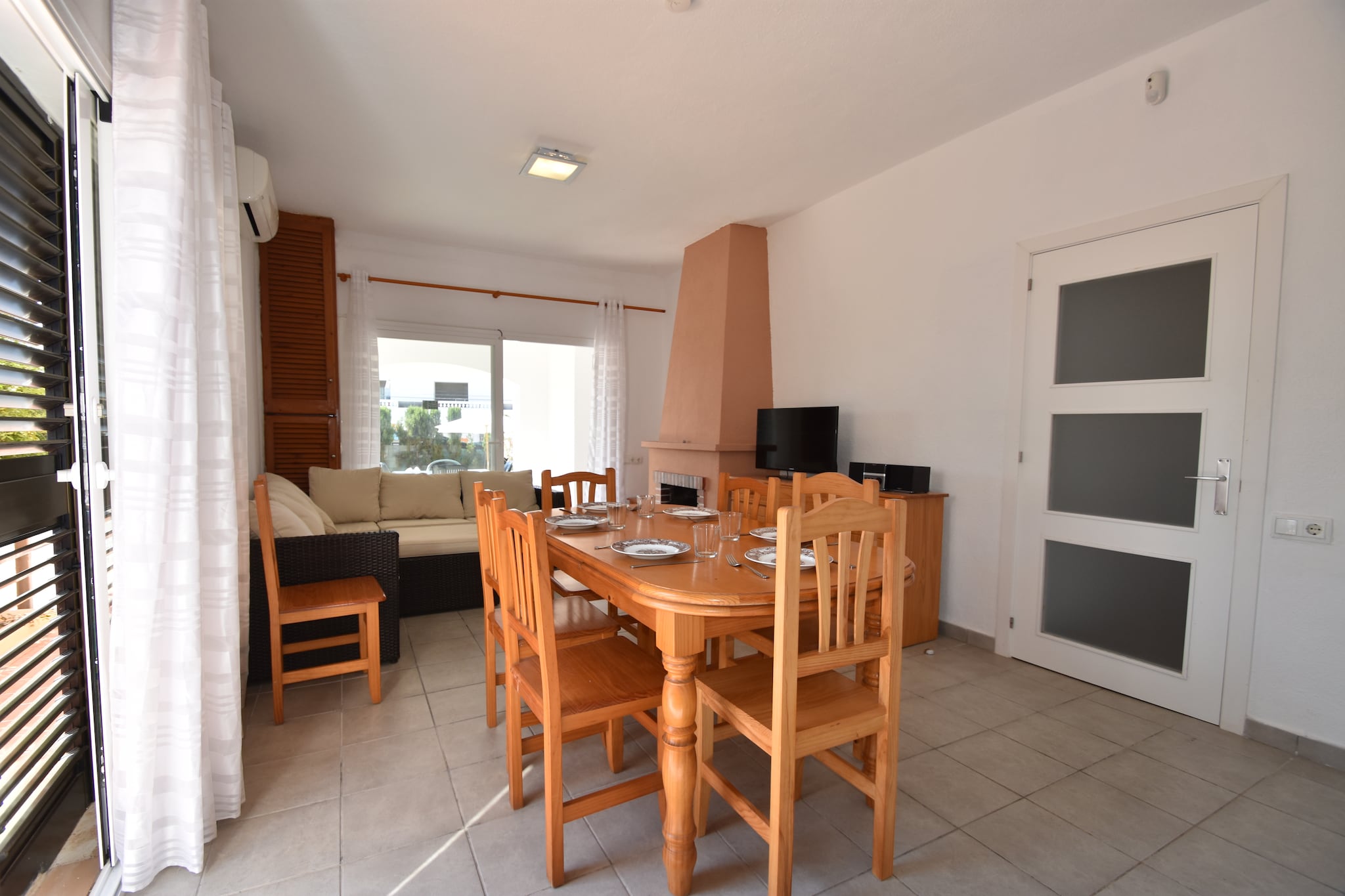 Living room(TV(satellite), dining table, seating area), Living room(TV, dining table, seating area), Kitchen(toaster, coffee machine, oven, fridge-freezer), Kitchen(toaster, coffee machine, oven, fridge-freezer), bedroom(single bed), bedroom(double bed), bedroom(double bed), bedroom(double bed(135 x 190 cm)), bedroom(single bed, single bed), bathroom(bathtub with shower), bathroom(shower), bathroom(shower), carport, air conditioning, terrace, garden, garden furniture, sun loungers, BBQ, swimming pool(private), lounge set