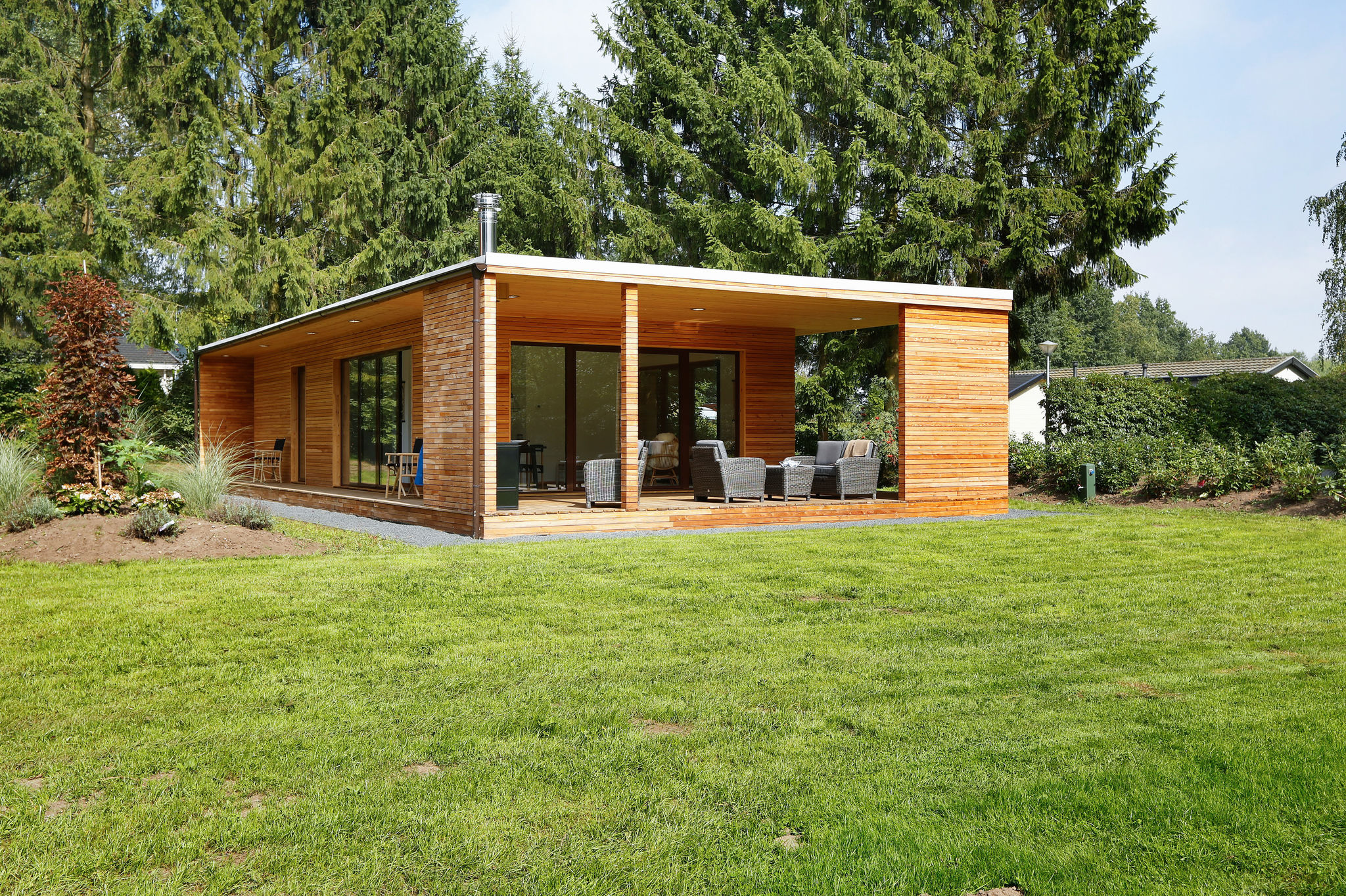 Moderne Hütte mit Holzofen in der Nähe von Almelo