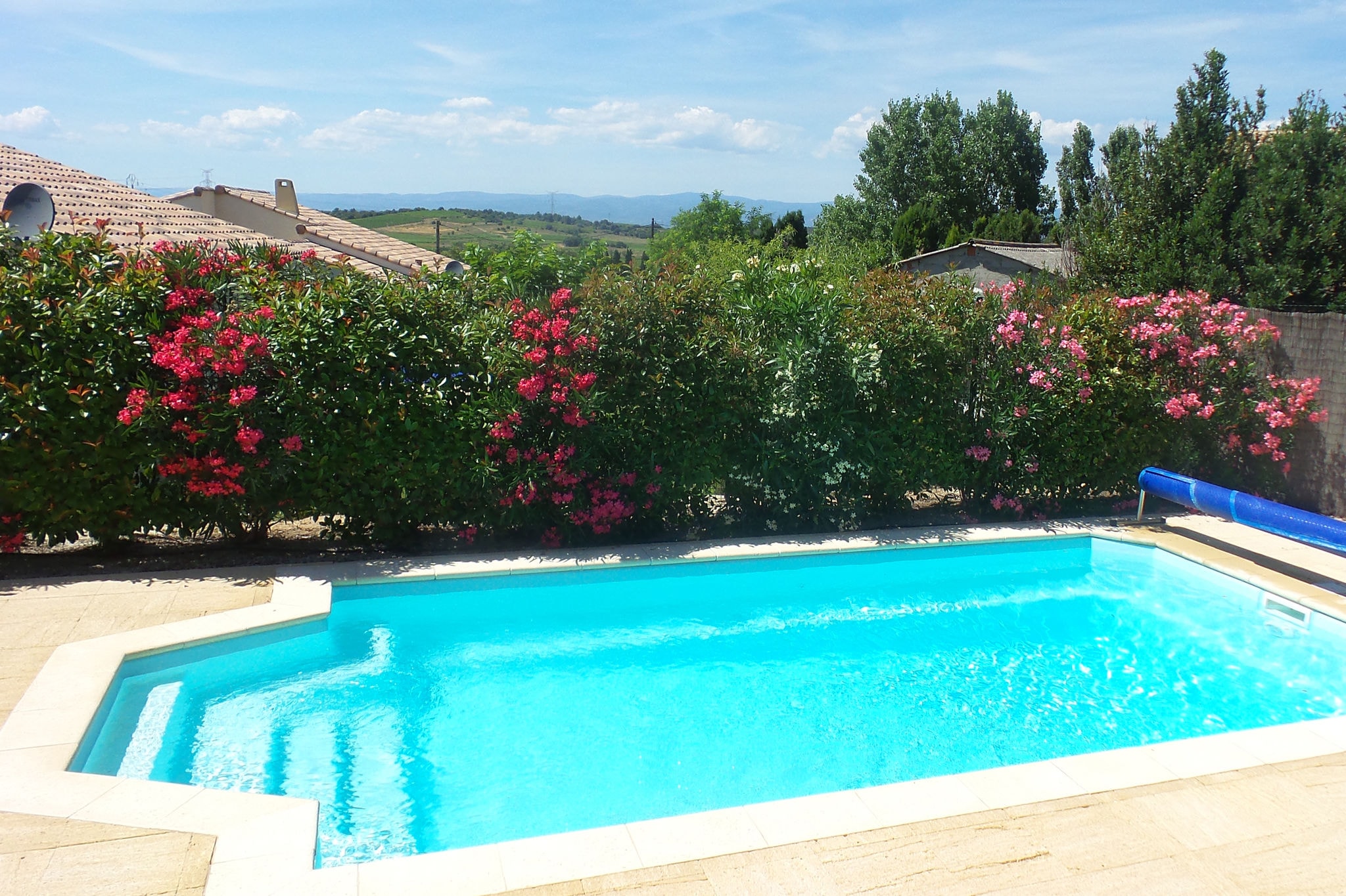 Ruime villa met verwarmd zwembad, jacuzzi, omheinde tuin en prachtig uitzicht over de wijngaarden