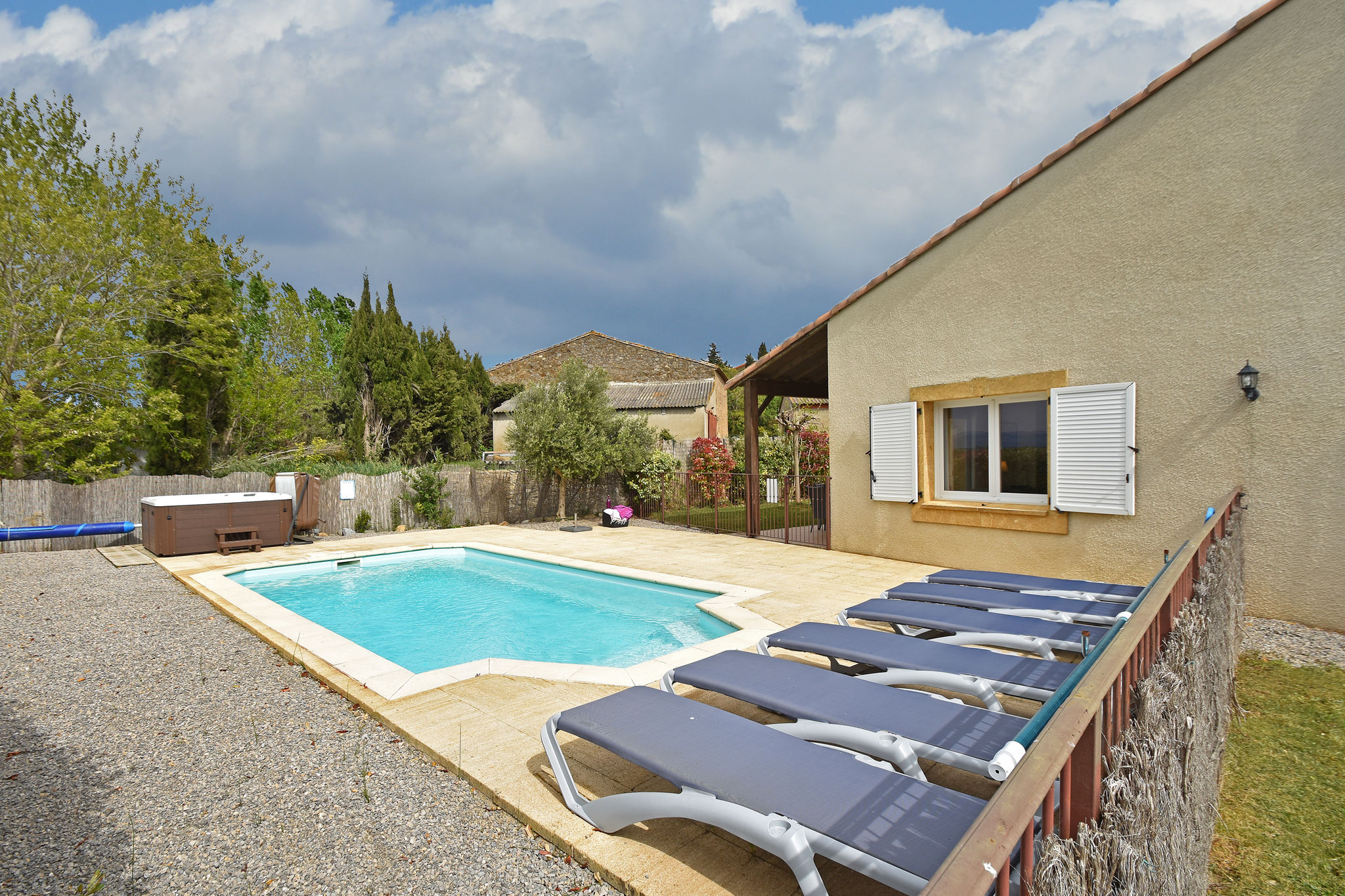 Komfortable Villa mit Jacuzzi in Montburn-des-Corbieres