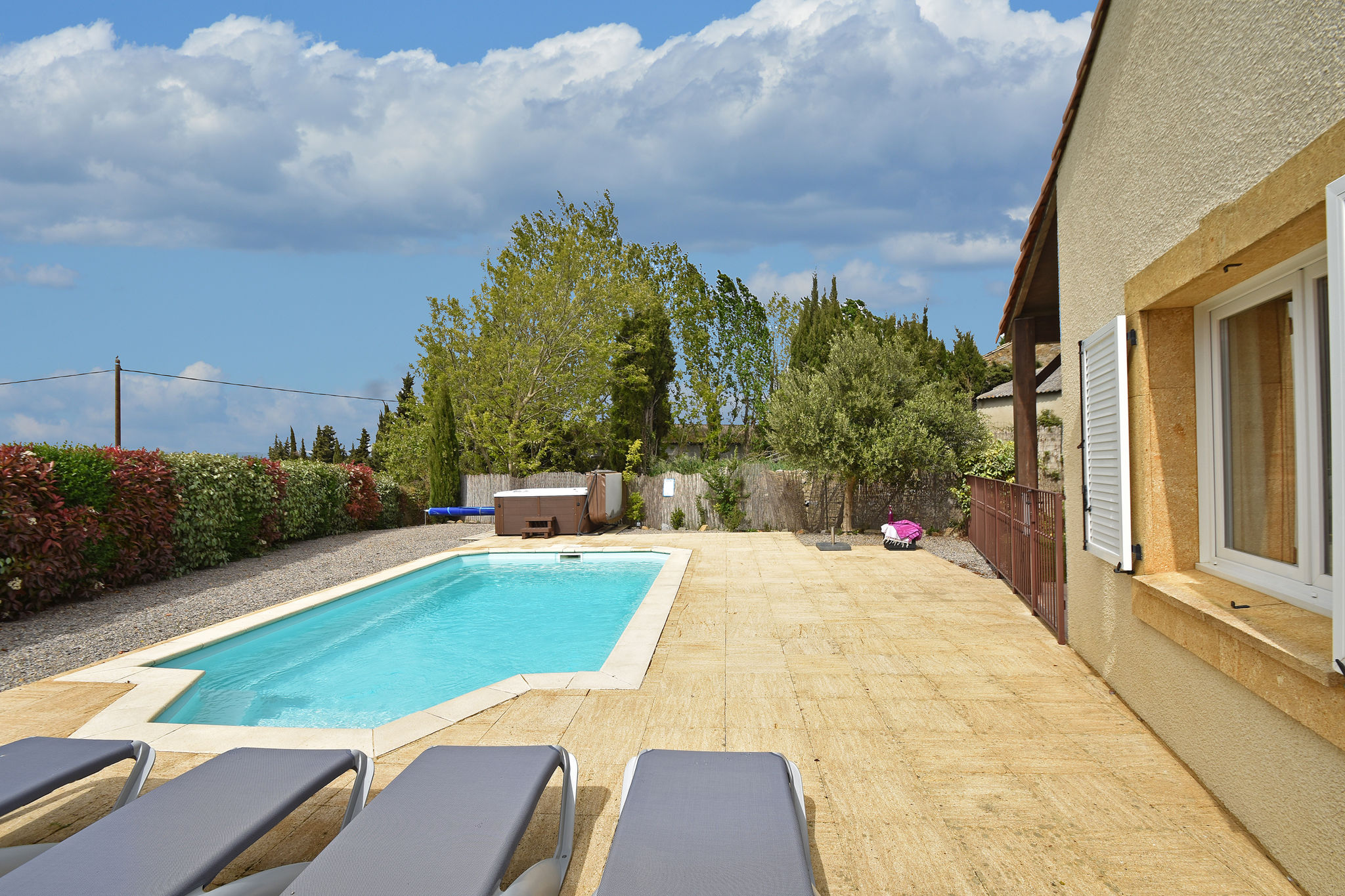 Villa confortable avec jacuzzi à Montburn-des-Corbières