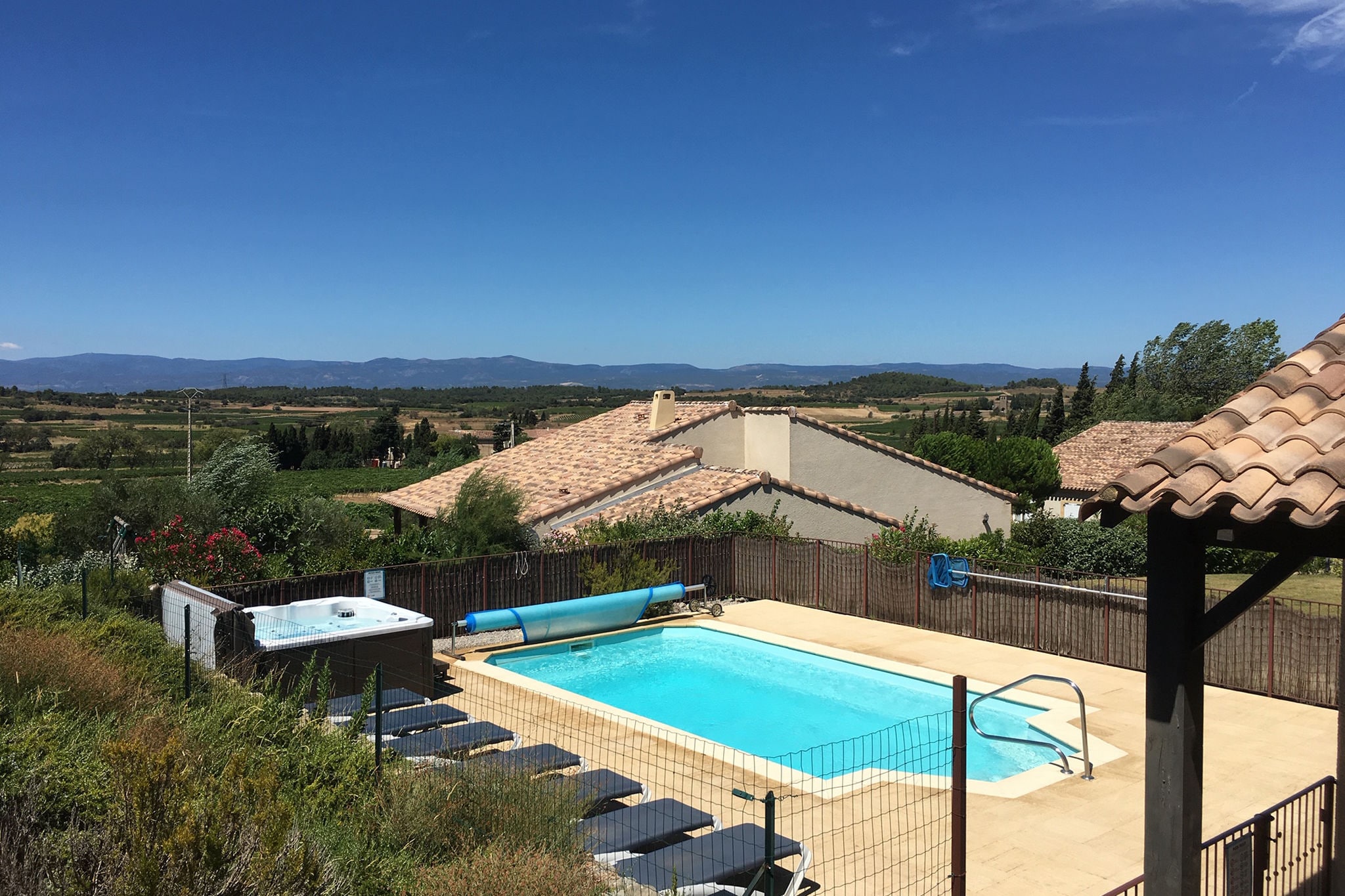 Airconditioned villa verwarmd zwembad, bubbelbad, omheinde tuin en speeltoestellen