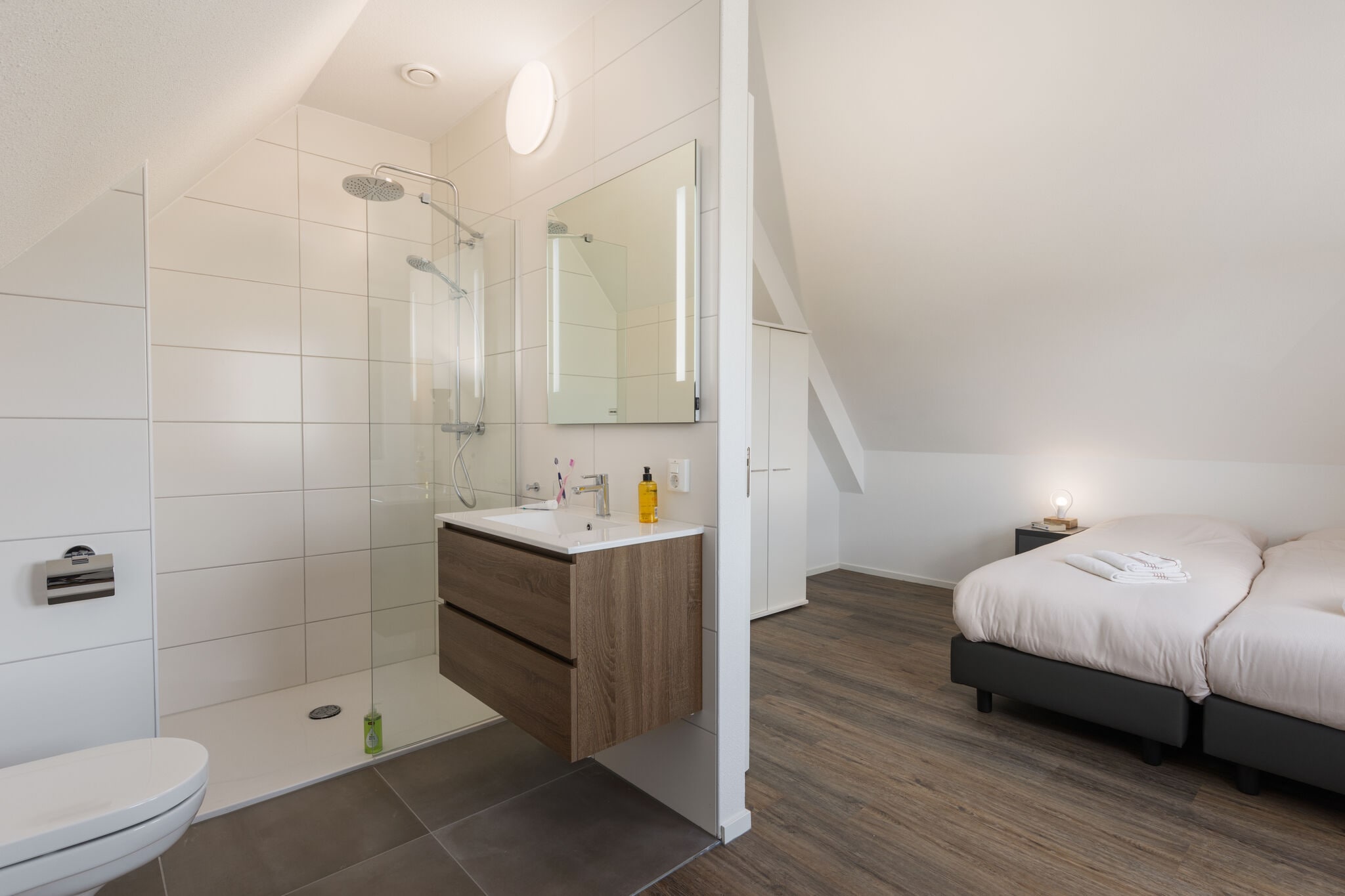 Luxe watervilla met twee badkamers, bij de Friese Meren