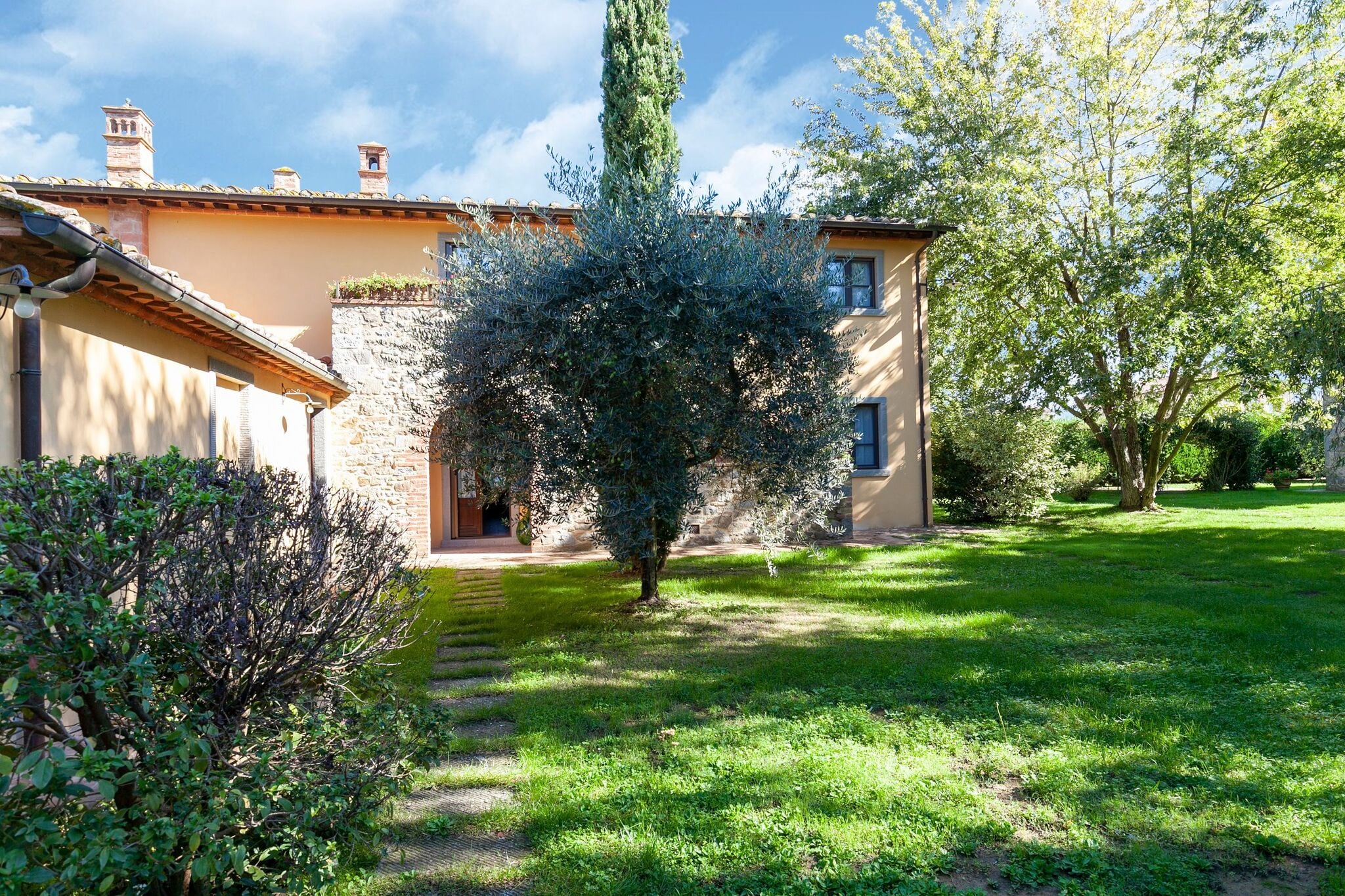 Lavish Farmhouse in Cortona with Swimming Pool