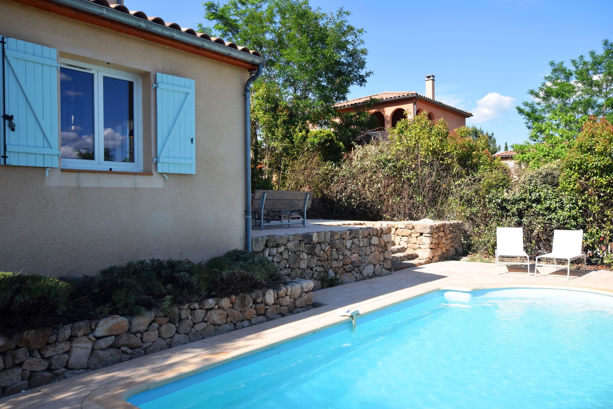 Zonovergoten villa in Joyeuse met een zwembad