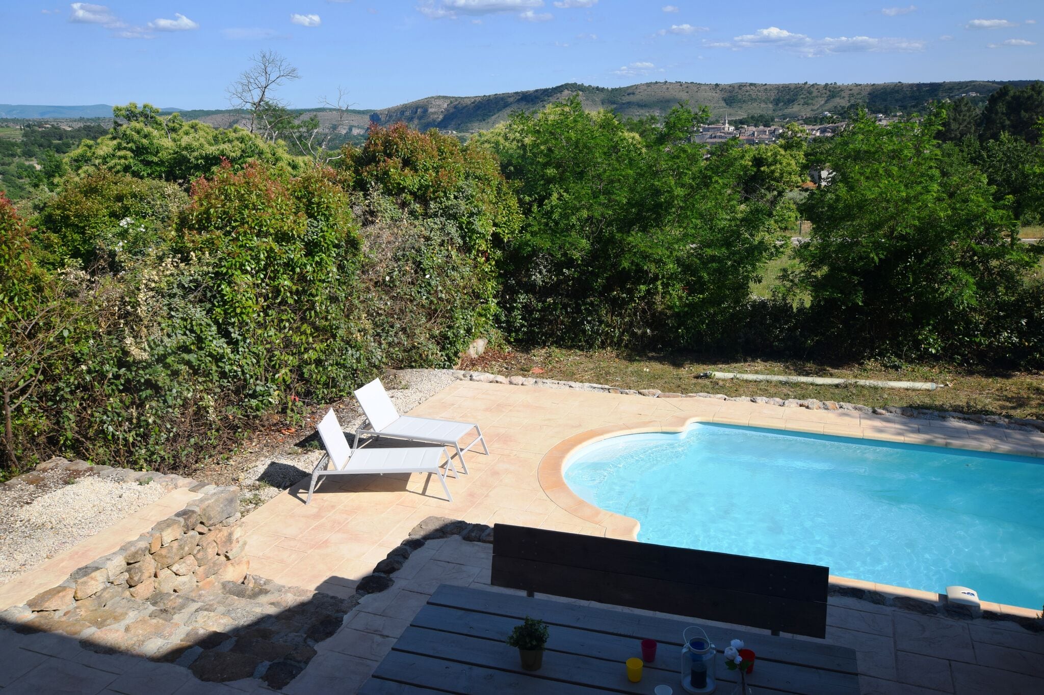 Zonovergoten villa in Joyeuse met een zwembad