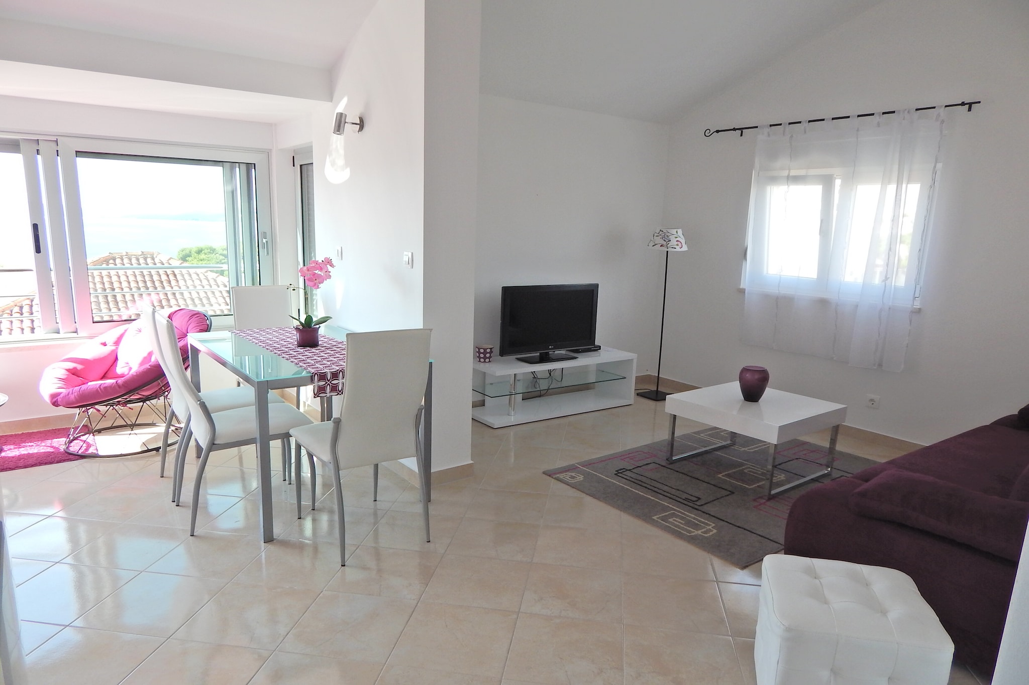 Enjoy a peaceful retreat in Okrug Gornji at this apartment for four guests, located just 100 meters from the sea and beach. Nestled in a charming coastal setting, this cozy getaway offers easy access to local restaurants, general supplies, and public transport within 100 meters. With Trogir’s historic old town only 2 km away, guests can explore its medieval streets, historic landmarks, and vibrant atmosphere.
Inside, the apartment features a comfortable living space with a flatscreen satellite TV, air conditioning, and a double sofa bed, a fully equipped kitchen with modern appliances, and a spacious bedroom with a bunk bed. Guests can unwind on the shared patio, enjoy a barbecue in the outdoor area, or take advantage of practical amenities like a washing machine and convenient access to local transport.
Nearby, visit Diocletian’s Palace, a UNESCO-listed Roman fortress in Split, or explore the Cathedral of Saint Domnius, known for its stunning architecture. For dining, Restaurant Mali Raj offers authentic Dalmatian cuisine, while Konoba Trs serves fresh seafood in a charming setting.