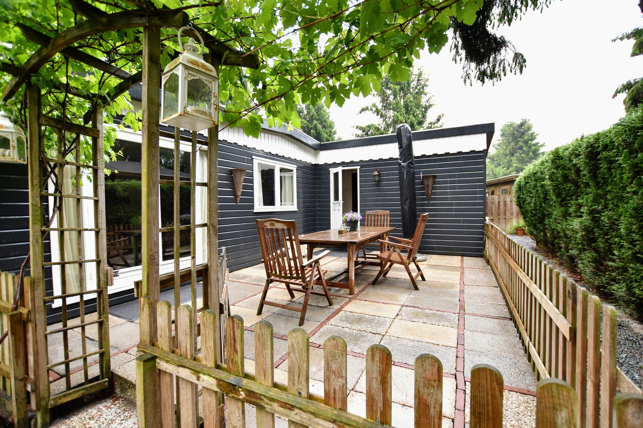 Ground floor: (open kitchen(electric kettle, cooker(4 ring stoves, gas), coffee machine(pads), combination microwave, dishwasher, fridge-freezer), Living/diningroom(TV, dining table, seating area), bedroom(2x single bed), bedroom(3-person bunk bed), bathroom(shower, washbasin, toilet))\n\nmicrowave, washing machine, patio, terrace(private), garden(private), garden furniture, parasol, high chair