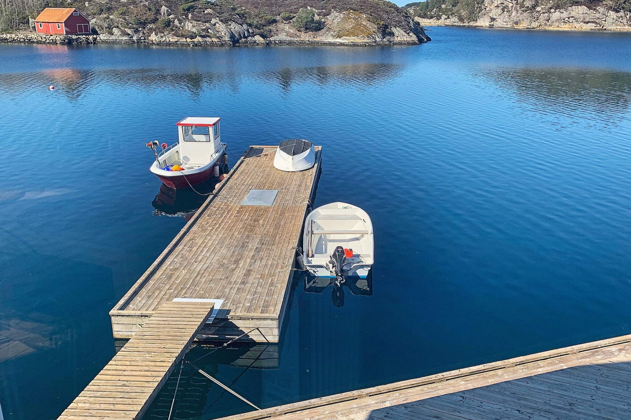 Great west-facing fisherman’s cabin close to the coast sheltered by islands, perfectly arranged for sport & hobby fishermen. 10-15 minutes to the best fishing spots. Enjoy the terrace and the beautiful views in scenic surroundings. The cabin has a nice open plan kitchen and living room on the first floor with everything needed for a successful fishing holiday. There are many windows facing the fjord, which provides good light. Three bedrooms as well as 2 single beds in the loft. TV with German, Norwegian and international TV channels. High-speed internet via fiber. If the weather is bad and you cannot go out on the open sea, it is always possible to find a good fishing spot inland. Nice hiking opportunities in the area, including Siggjo 474 masl with fantastic views. The holiday home is a good starting point for day trips to some of the most fascinating destinations Norway has to offer, Føyen i Bergen, Trolltunga, Folgefonna glacier, Lysefjorden with Prekestolen, Åkrafjorden and Hardanger. The cabin is number 5 from the left, seen from the car park. 2 boats for rent at the floating jetty in front of the tiller:  1 pc 21-foot Øien 620F with 50 HP Yamaha motor, gps, sonar and chart plotter. 1 pc Tobias 18 feet with 40 HP diesel Yanmar inboard engine (up to 13 knots), gps, sonar and chart plotter.