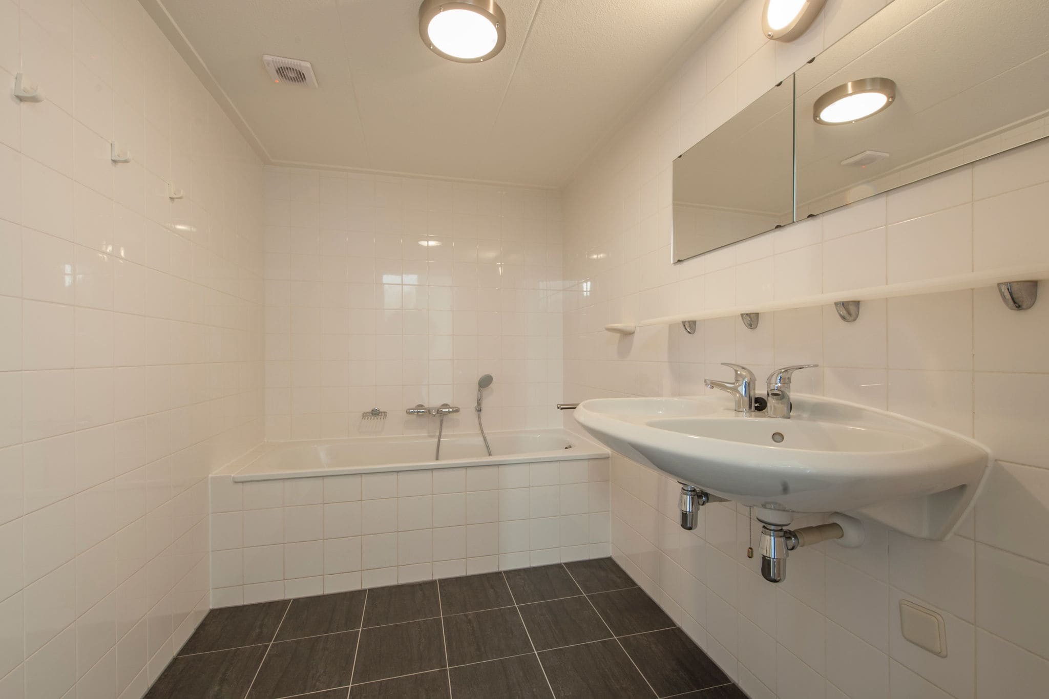 Restyled 2 bathroom holidayhome, sea within walking distance