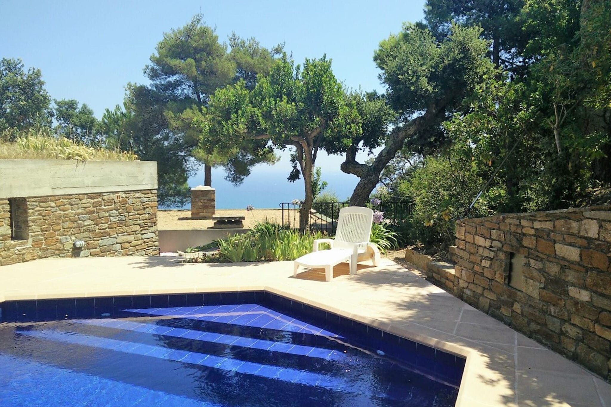 Comfy villa in Bormes-les-Mimosas with swimming pool