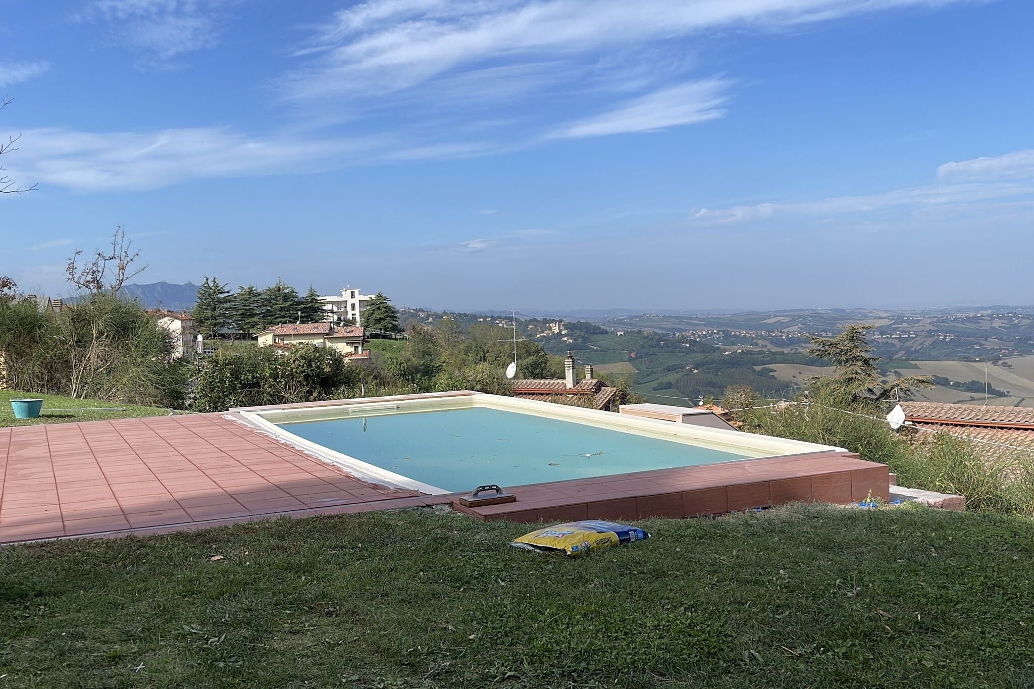 Mooie villa in Gemmano met een een Jacuzzi en een Zwembad