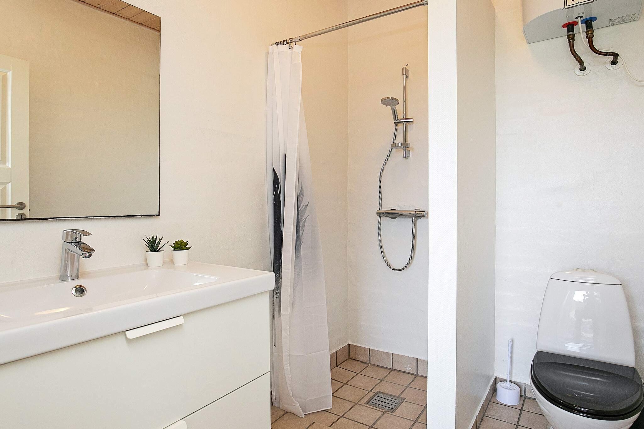 This holiday apartment is located approx. 400 m from the coast in Horne. The apartment is furnished with a combined living and dining room and kitchen with i.a. tv. There are three twin bedrooms and a bathroom with shower. Terrace with garden furniture and 150 m2 lawn. There will be access to both washer and dryer in the area. Not for rent to youth groups.
A refundable deposit might be charged closer to your check-in date. This deposit covers utilities consumed during your stay and any additional services that may be taken. The final amount will be adjusted based on actual meter readings, actual usage of extra services, and any remaining balance will be refunded within 21 days after checkout.