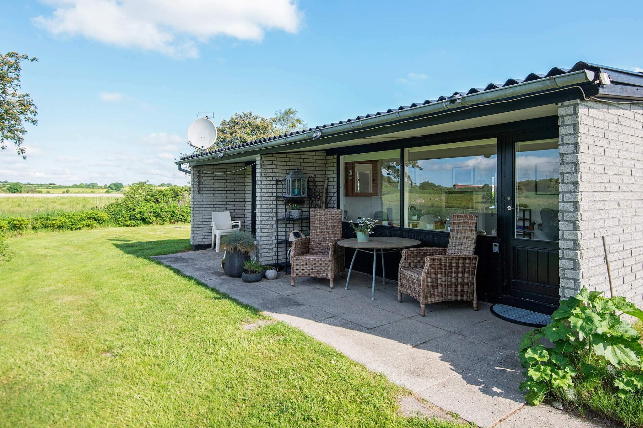 Holiday home located in absolutely peaceful surroundings with views of field, lake and meadow at Vemmingbund. In the backyard along the house runs a stream. At the same time the house is only approx. 5 min from one of Denmark's best and most child - friendly beaches. The cottage is well furnished and appears well maintained. The house is located on a natural plot, where the sun and the view can be enjoyed undisturbed all day. In the area you will find a restaurant and barbecue with mini golf and kiosk in the summer months.
