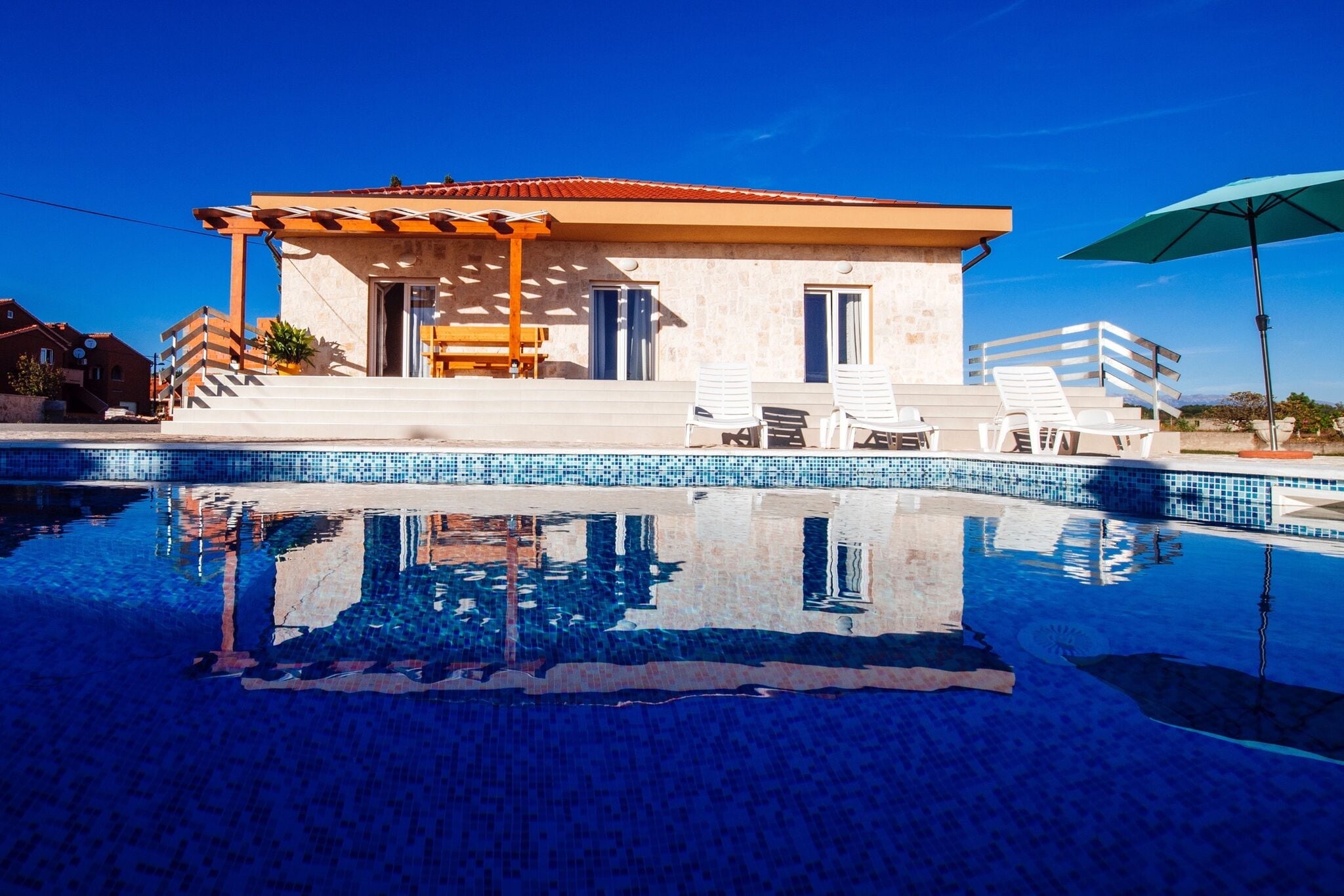 Geräumiges Ferienhaus mit Swimmingpool in Privlaka