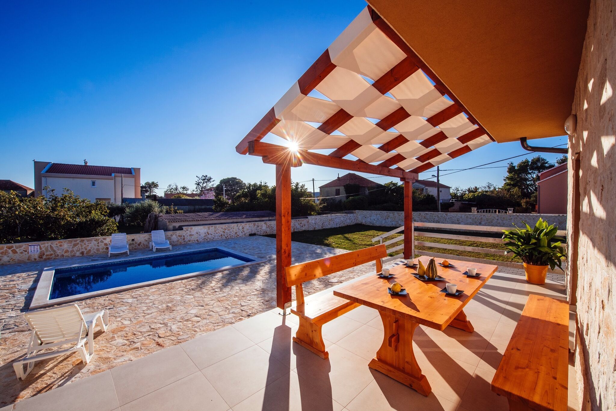 Maison de vacances spacieuse à Privlaka avec piscine