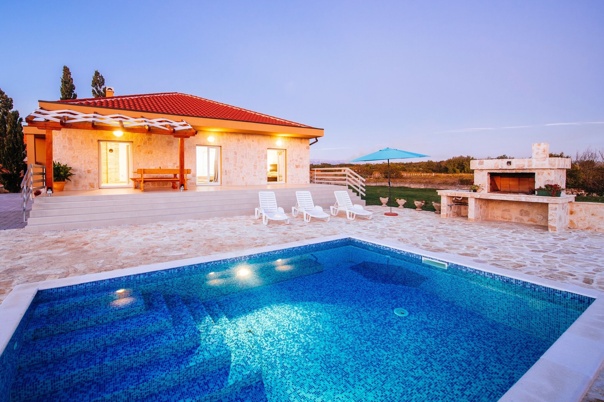 Geräumiges Ferienhaus mit Swimmingpool in Privlaka