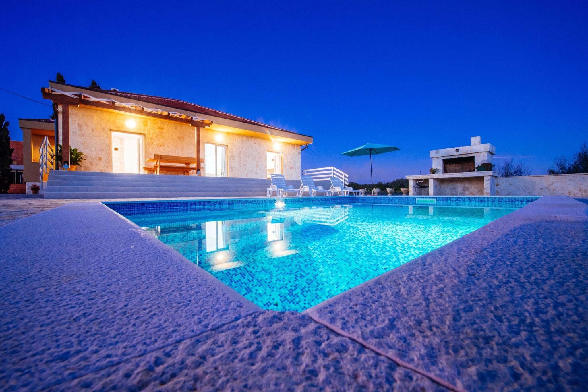 Leuk vakantiehuis met privézwembad en grote tuin op 500 m afstand van zee