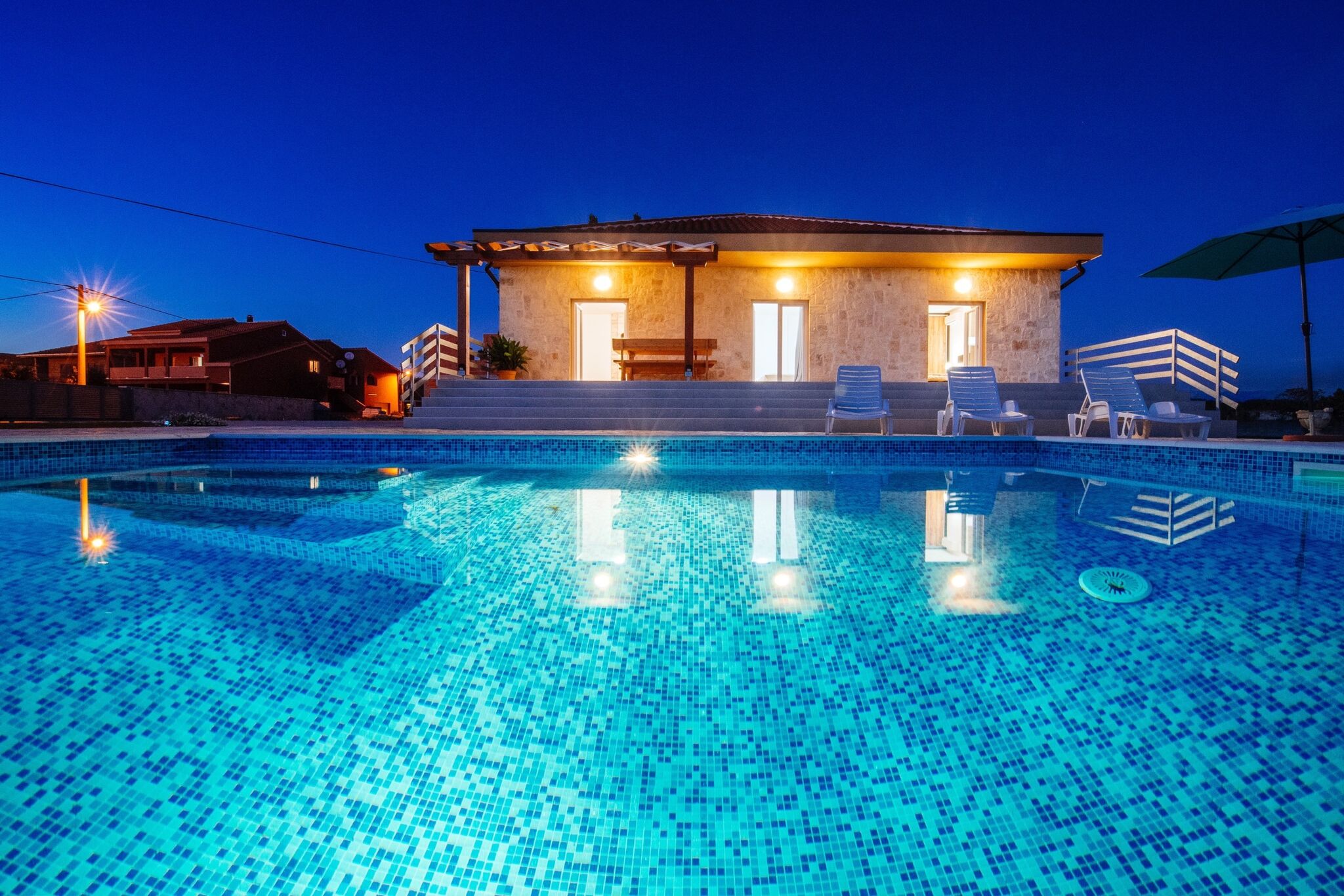 Leuk vakantiehuis met privézwembad en grote tuin op 500 m afstand van zee