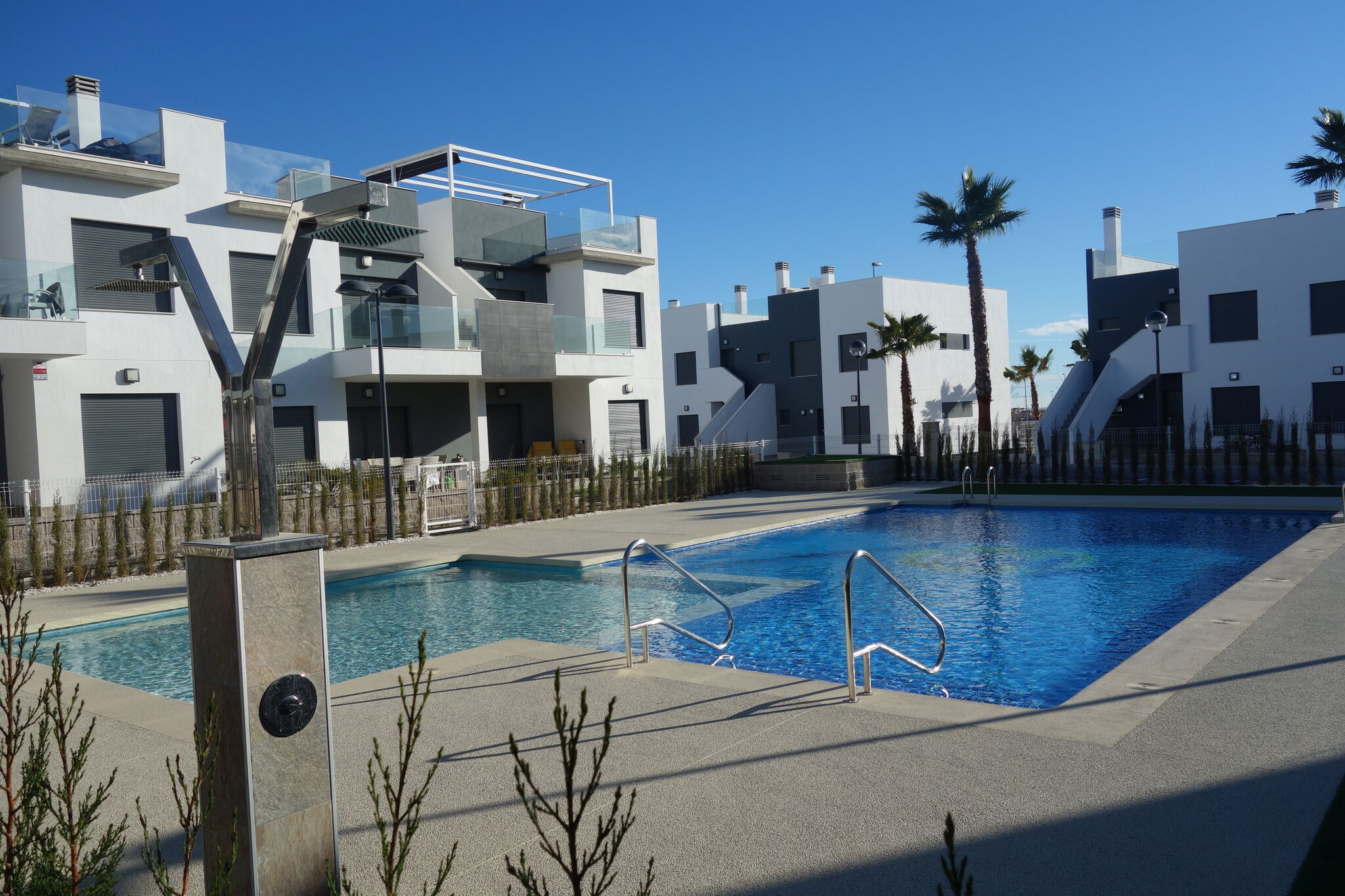 Moderne vakantiewoning met twee terrassen en gedeeld zwembad