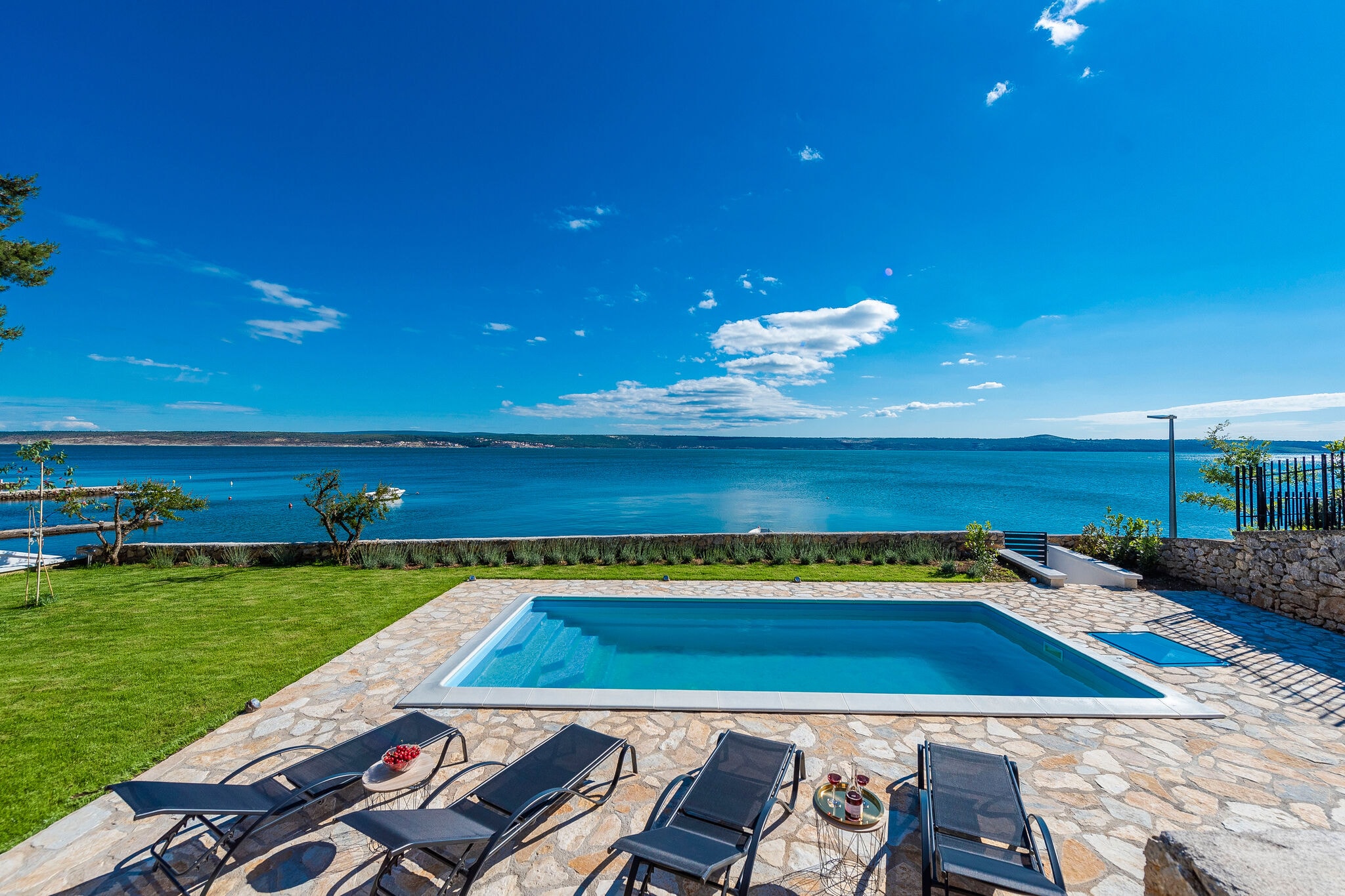 Moderne villa in Dalmatië met uitzicht op zee