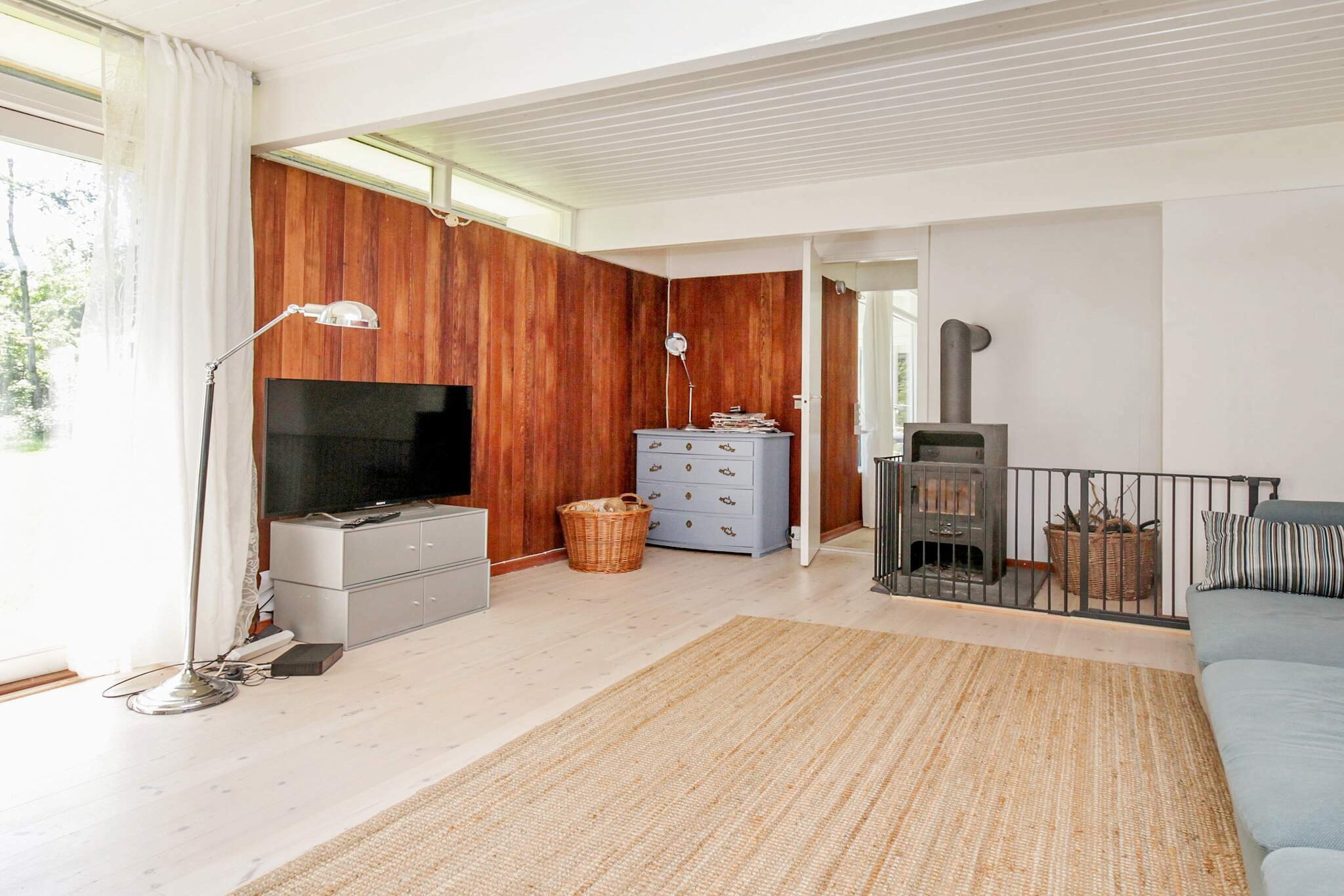The whole house is equipped with geothermal heat, which provides cheap heat for e.g. all floor areas in the house. In addition, there are i.a. washer, dryer, dishwasher, large freezer and of course also a smart TV. Please note that access to the bedroom is through another bedroom. Please note that the extra bed is only 1.75 cm. long.
A refundable deposit might be charged closer to your check-in date. This deposit covers utilities consumed during your stay and any additional services that may be taken. The final amount will be adjusted based on actual meter readings, actual usage of extra services, and any remaining balance will be refunded within 21 days after checkout.