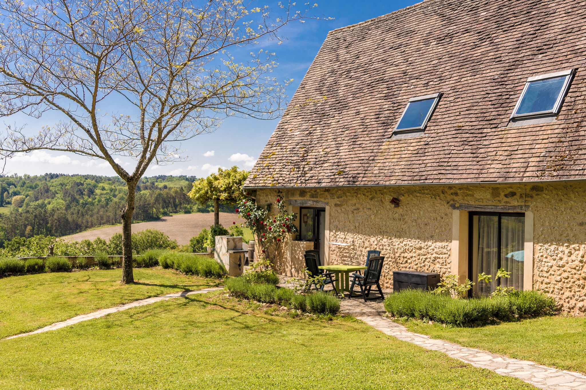 Ruim vakantiehuis in hartje Dordogne met adembenemend uitzicht, een privézwembad, en speeltuintje.