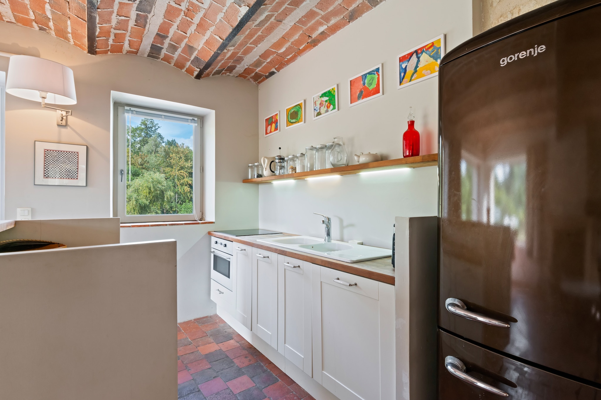 Ground floor: (Kitchen(electric kettle, cooker(ceramic), coffee machine, oven(grill-oven), microwave, dishwasher, fridge(+ freezer)), Living/diningroom(seating area, table football), bedroom(double bed(140 x 200 cm)), bathroom(shower, washbasin), toilet)\n\ngarden, garden furniture, sun loungers, BBQ, parking, swimming pool(private, heated, 11 x  4 m., opened from 1/2 Jun upto and including 1/2 Sep), table tennis table