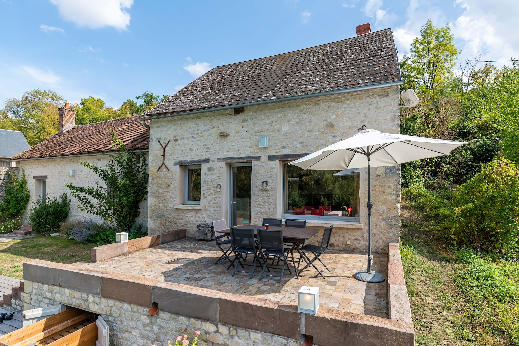 Farmhouse in Yèvre-le-Châtel with Heated Pool