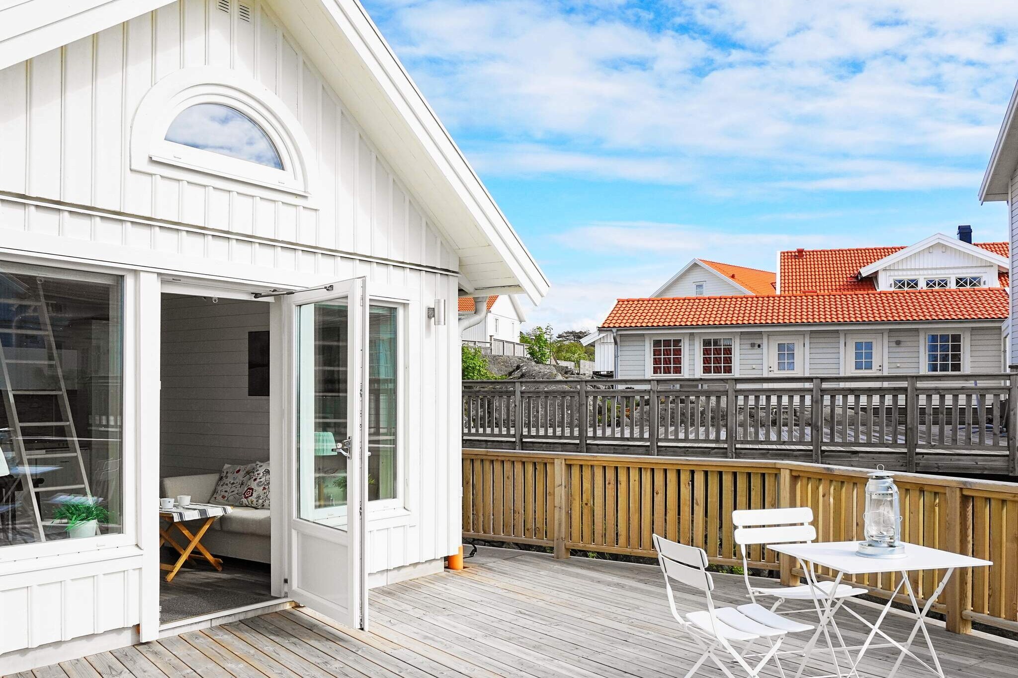 Beautiful house on an elevated location. Built in 2015 with panoramic view of the sea and KlÃ¤desholmen. The view is absolutely magical! A wonderful house for those who want both swimming possibilities, services, entertainment and many attractions. Only a few minutes walk to the bathing ladder and jetty below the house. There's a spacious terrace to perfect for relaxing and enjoying the view.  The owner lives 10-15 m from the house. This is a quiet residential neighbourhood where you have walking distance to all the entertainment and services in RÃ¶nnÃ¤ng.
