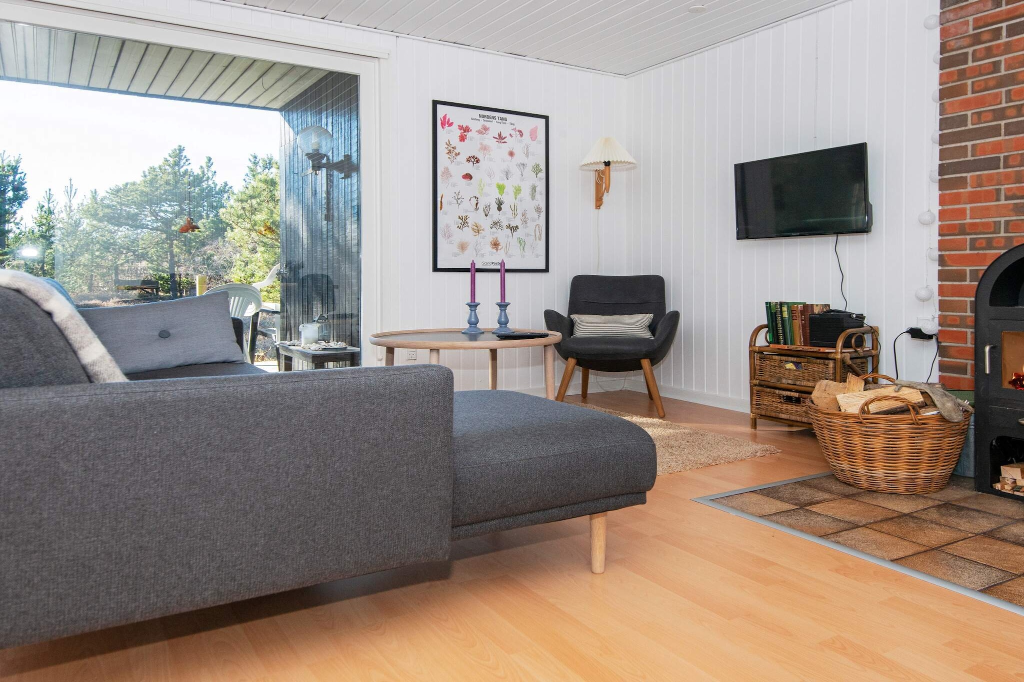 open kitchen(cooker(electric), hood, coffee machine, microwave, dishwasher, fridge), Living/bed room(TV, radio), bedroom(double bed), bedroom(single bed, 2x bunk bed), bathroom(bathtub or shower, washbasin, toilet), carport, bath tub(outside), heating(electric), terrace