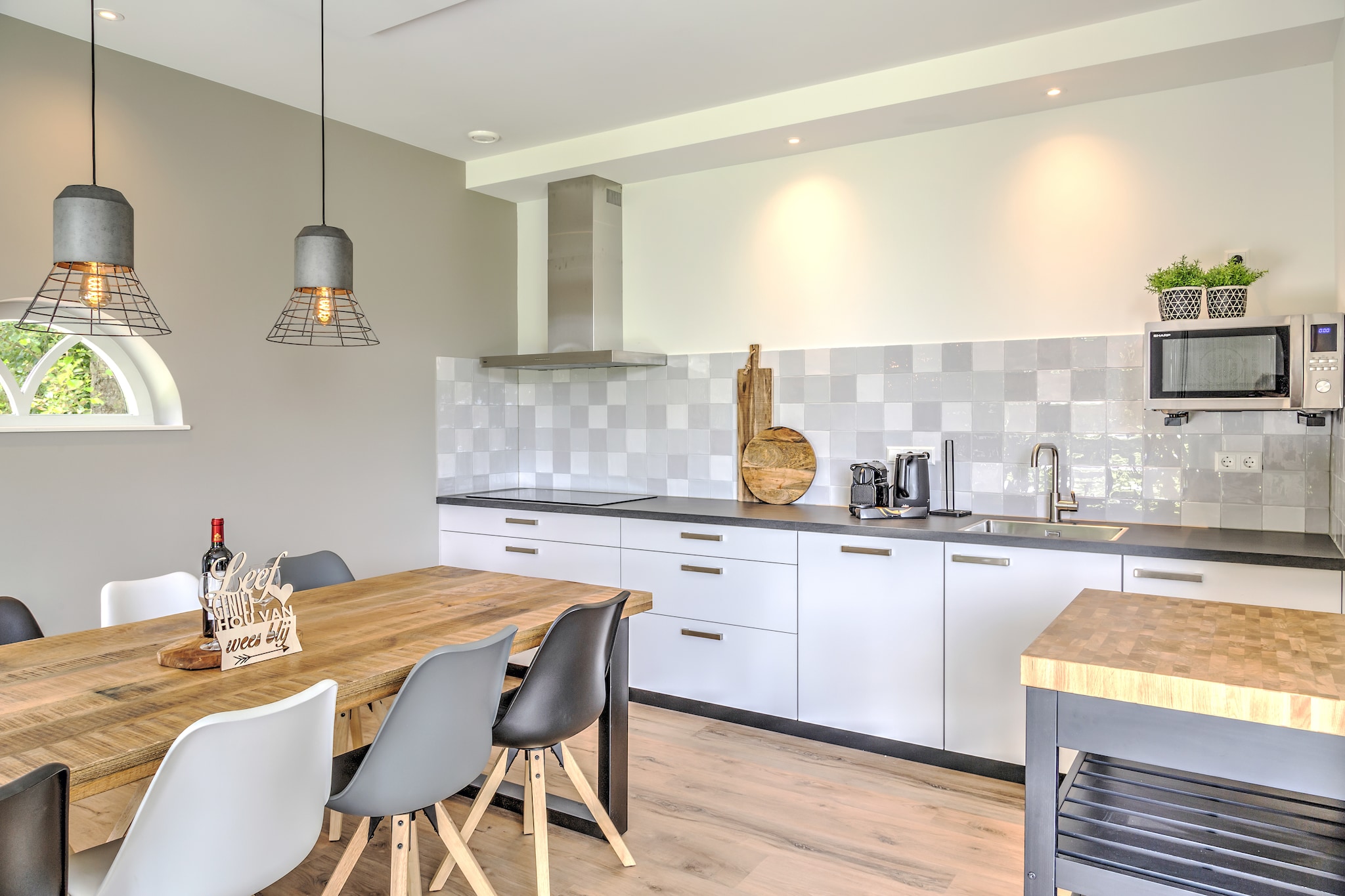 Ground floor: (Living room(TV(smart TV), seating area), Kitchen(dining table, hob(induction), electric kettle, hood, espresso machine, dishwasher, fridge, fridge-freezer), Bedroom with bathroom(double bed(boxspring), shower(walk-in shower)), toilet)\n\nOn the 1st floor: (bedroom(bunk bed), bedroom(double bed or 2 single beds(boxspring)), bedroom(double bed(boxspring)), Gallery bedroom(accessible via interconnecting room)(single bed(boxspring), single bed(boxspring)), bathroom(bathtub with shower), bathroom(shower(walk-in shower)), toilet)\n\ncoffee machine, bathtub or shower, hot tub(heated with fire), terrace, garden(private, partially fenced), garden furniture, parking, pond, deckchairs