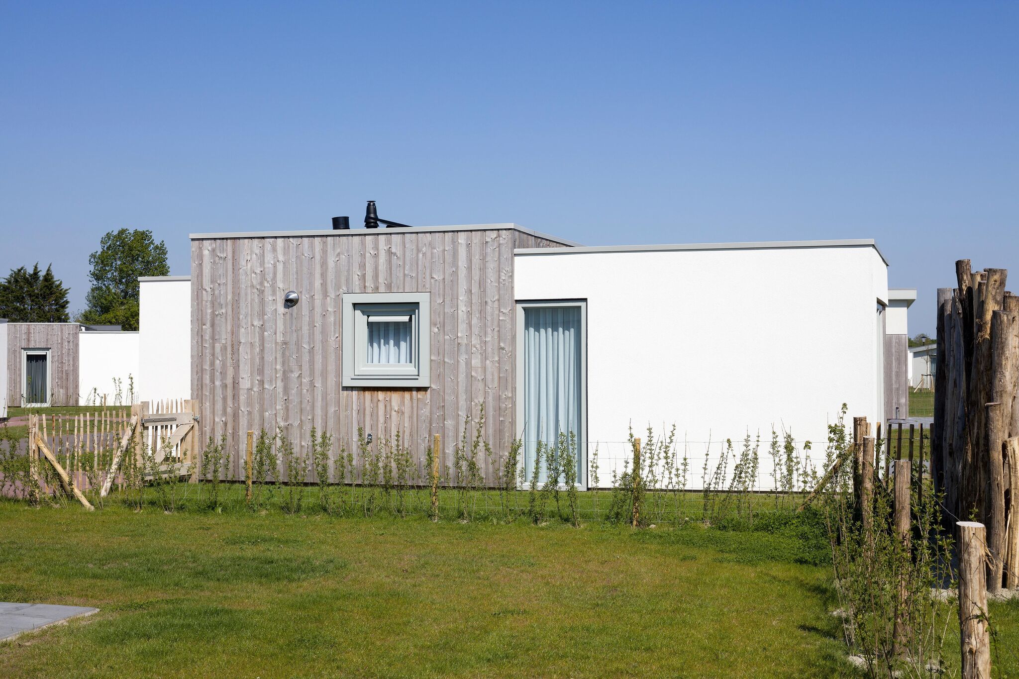 Moderne bungalow met drie badkamers, 500 m. van het strand