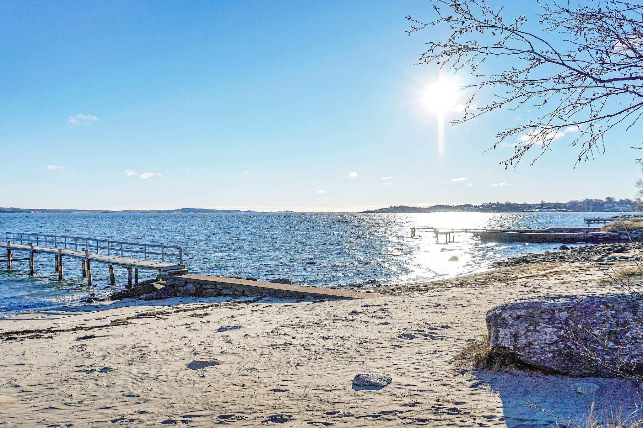 Airy and very fresh and cozy accommodation with proximity to both Gothenburg, Varberg and Ullared. A large lawn for play or games right outside the door and if you want to enjoy the evening sun is the balcony fantastic. The accommodation is on two levels with entrance on the ground floor which has a fully tiled bathroom with shower, washing machine and dryer. Upstairs with an open floor plan is a double bed in the alcove (not bedroom) directly to the right. Open kitchen with bar table for 2. Two solid sofas and a corner with two armchairs where you can sit and enjoy a good book. A brand new extra bed with a thick mattress is available as well as a travel cot for it youngest in the family and new Smart TV with Chromecast. All around there are nice walking and cycling paths (bicycles can be rented in GottskÃ¤rs Hamn) and a running trail and several different bathing places nearby. Opportunities for fishing are available through the arranged fishing trips that are available both in GottskÃ¤r and in Bua or why not try your luck in HornsjÃ¶arna or in the sea nearby. Are you hungry for a museum, there is a really exciting Boat and Maritime Museum in Onsala or take a trip to TjolÃ¶holms Slott or Kulturreservatet Ã„skhults By. If you want to go out for your own machine on the water, there is the opportunity to rent a kayak. FjÃ¤rÃ¥s swimming hall is a well-visited pool where many people go to swim all year round. Pack a lunch bag and hike on the lowland trail - Hallandsleden. Here in the area there is something for everyone. Welcome!