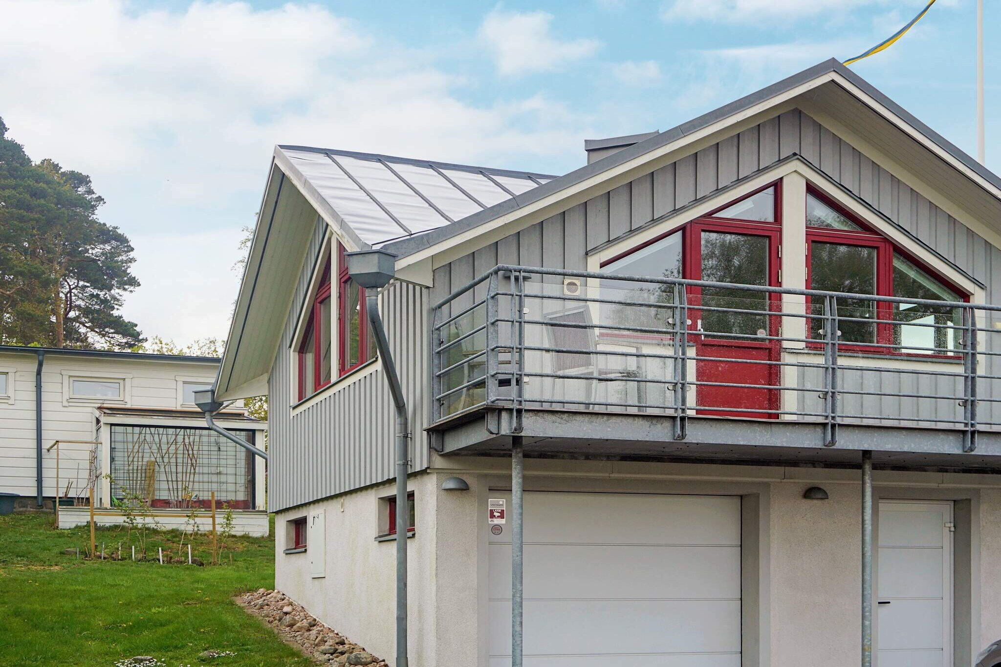 Internet Access DSL, Sitting room(single folding bed, double bed), open kitchen(cooker(electric), hood, coffee machine, microwave, fridge(+ freezer), high chair), Living/bed room(TV(swedish TV channels), chromecast), bathroom(tumble dryer, washbasin, shower, toilet, washing machine), balcony(garden furniture, BBQ), parking