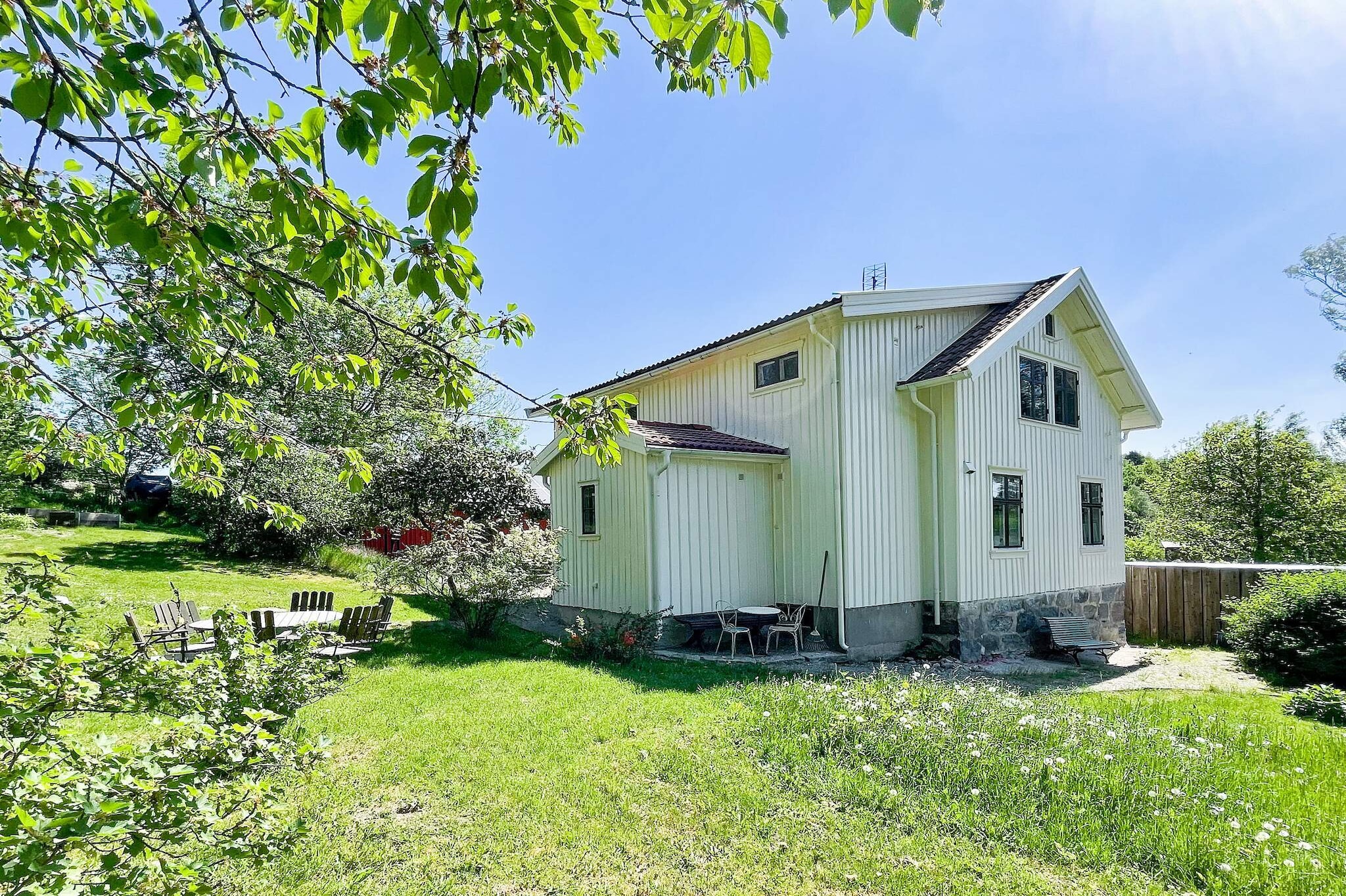 Charming and personally furnished villa with a good standard in the middle of Orust, perfect for a larger family or group that wants to live in the countryside with proximity to the sea and many attractions within easy driving distance. The house is a former general store that has been carefully renovated in stages and now has a modern standard, but much of the old charm remains. The villa is spacious on two levels on a larger garden plot which is fenced at the back of the house with both lawn, berry bushes and hilly natural plot. Perfect if you have pets or small children. Nice patio where you can enjoy a good meal with a drink in privacy. The whole family will enjoy it here! The owners of the house live on the plot, which leads to sharing the garden with them. The entrance level houses a newly renovated country kitchen with a dining area, a large lovely dining room that also includes a cozy corner where you can read a good book. Beautiful sliding doors from the dining room to the kitchen and the nice porch. The entrance level also has a fresh fully tiled bathroom. Upstairs are the three bedrooms, one of which also has a small sleeping alcove (former maid's room) with a single bed. Perfect for a child or young person to crawl into. There is also a TV room and another fully tiled bathroom with a walk-in shower. Washing machine in the basement. Several bathing spots within easy driving distance, the closest being RossÃ¶ 7 km, with jetty, cliffs, jumping tower and small shallow bay. Also take the opportunity to hike in the nature reserve on RossÃ¶. Here there are nice walking areas consisting of oak groves and meadows. It is also a popular birdwatching spot with good chances of seeing both eagles and waders. Here are also excellent fishing waters for mackerel and trout. Experience the archipelago and the fishing villages around Orust. Take the ferry to KÃ¤ringÃ¶n or Gullholmen, visit charming MollÃ¶sund and HÃ¤lleviksstrand. Close to services and grocery store in Varekil, 8 km. If you are interested in shopping, you should not miss a visit to GÃ¶ksÃ¤ter with the bargain store Arvid Eriksson, which is popularly known as &quot;Lilla Ullared&quot; and is only 5 km from your home. Gothenburg entertainment city 69 km. At Orust, there is the opportunity for many activities - kayaking, diving, fishing, playing golf or just enjoying the silence and the beautiful nature. The house is located on a small country road with some traffic, mainly morning and evening. The house is heated via geothermal energy and is self-sufficient in electricity via solar energy. Welcome to a charming and spacious house on the West Coast!