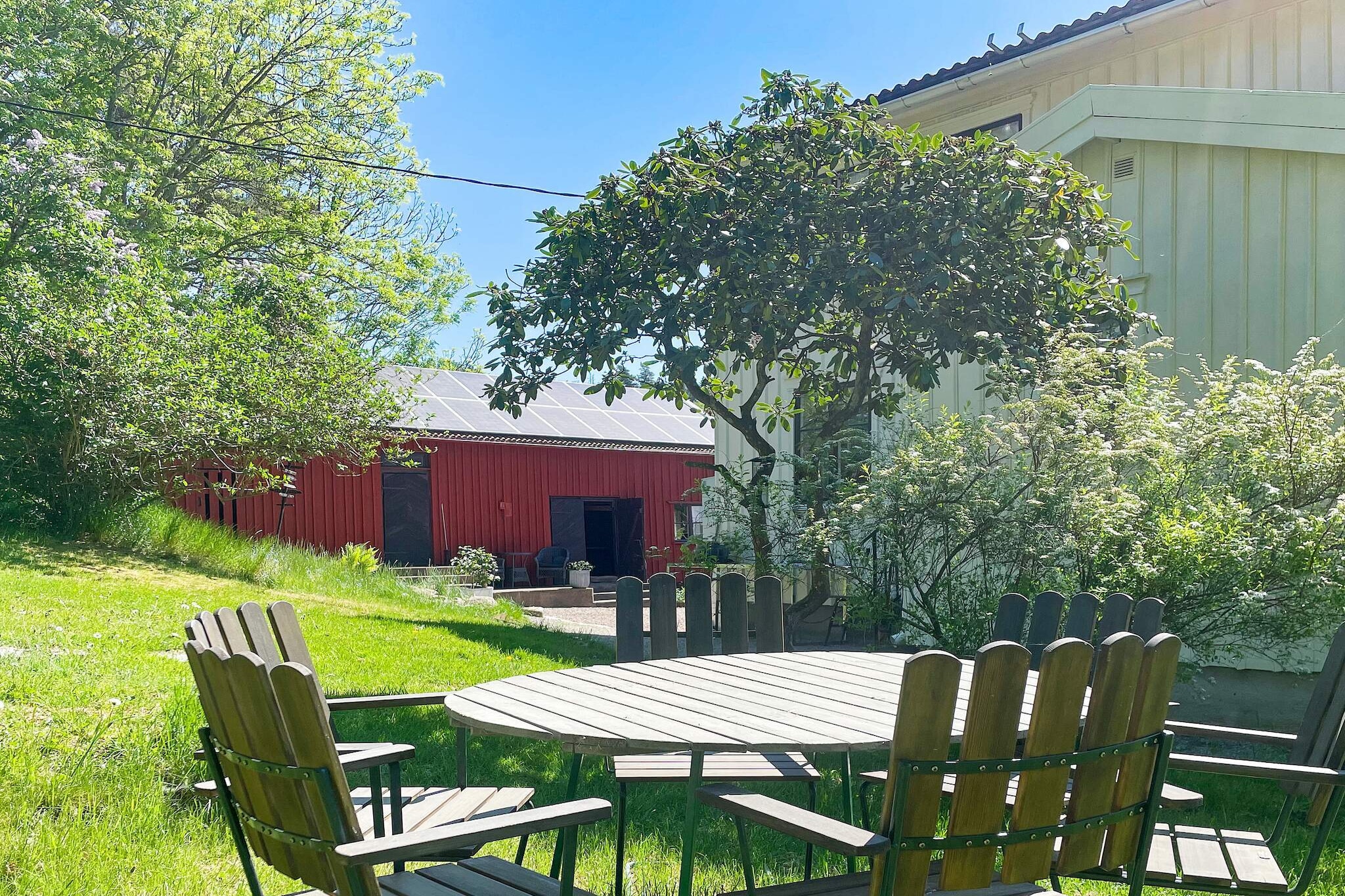 Internet Access DSL, Sitting room(single bed), Kitchen(cooker(electric), fridge-freezer), Living/bed room, Living/bed room(TV), bedroom(double bed), bedroom(2x single bed), bedroom(2x single bed), bathroom(washbasin, shower, toilet), bathroom(washbasin, shower, toilet), conservatory(garden furniture, BBQ), hood, coffee machine, dishwasher, washing machine, parking, geothermal energy