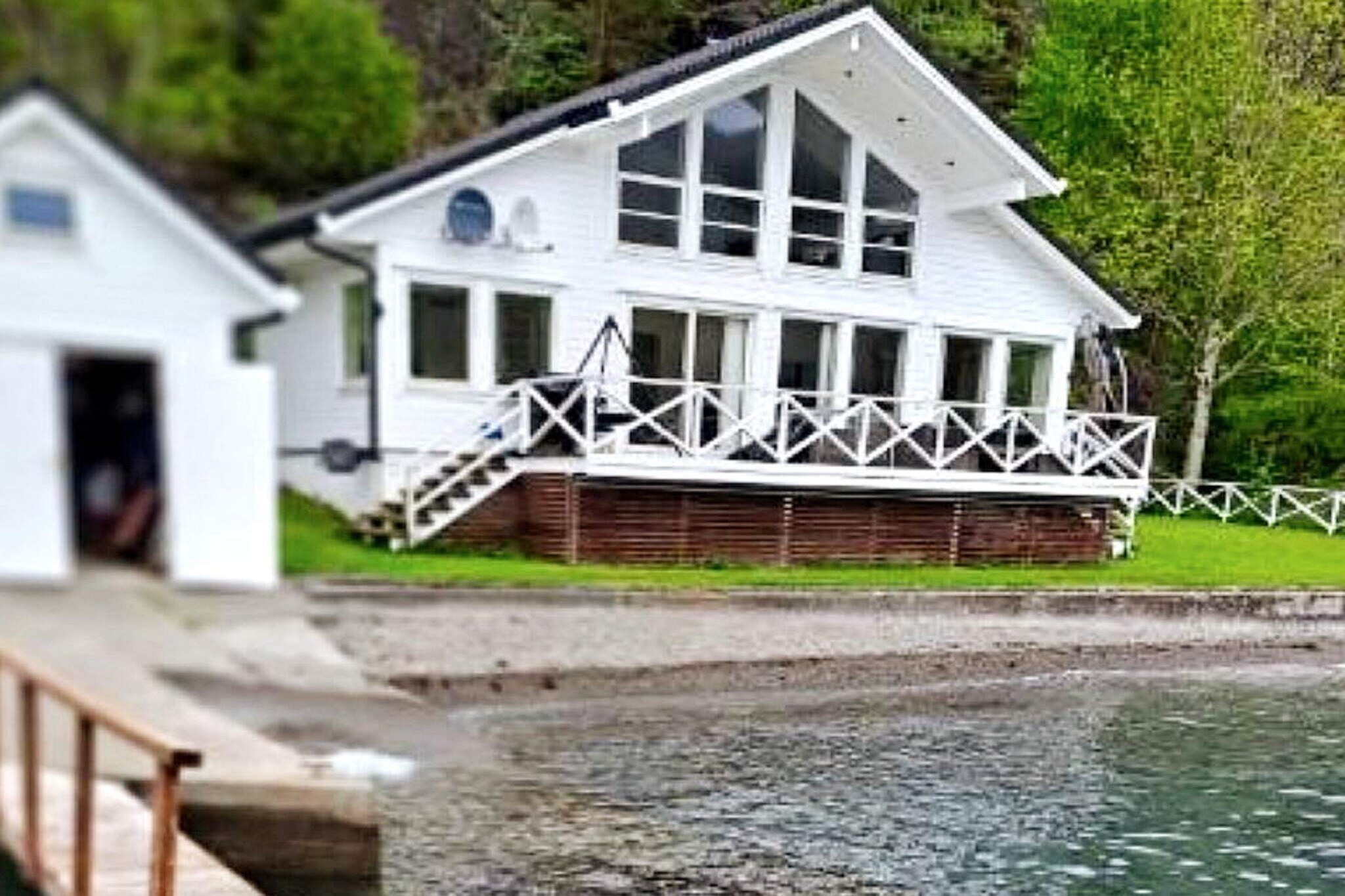 Internet Access DSL, Kitchen(cooker(electric), hood, coffee machine(filter), dishwasher, fridge, freezer(200-249L), washing machine), Living/bed room(40 m2)(TV(satellite, german television channels, norvegian TV channels ), DVD player, radio), bedroom(double bed), bedroom(2x single bed), bedroom(2x single bed), bathroom(floor heating)(bathtub or shower, washbasin, toilet), heating(electric), terrace(15 m2), garden, garden furniture, BBQ, parking, air to air heatpump