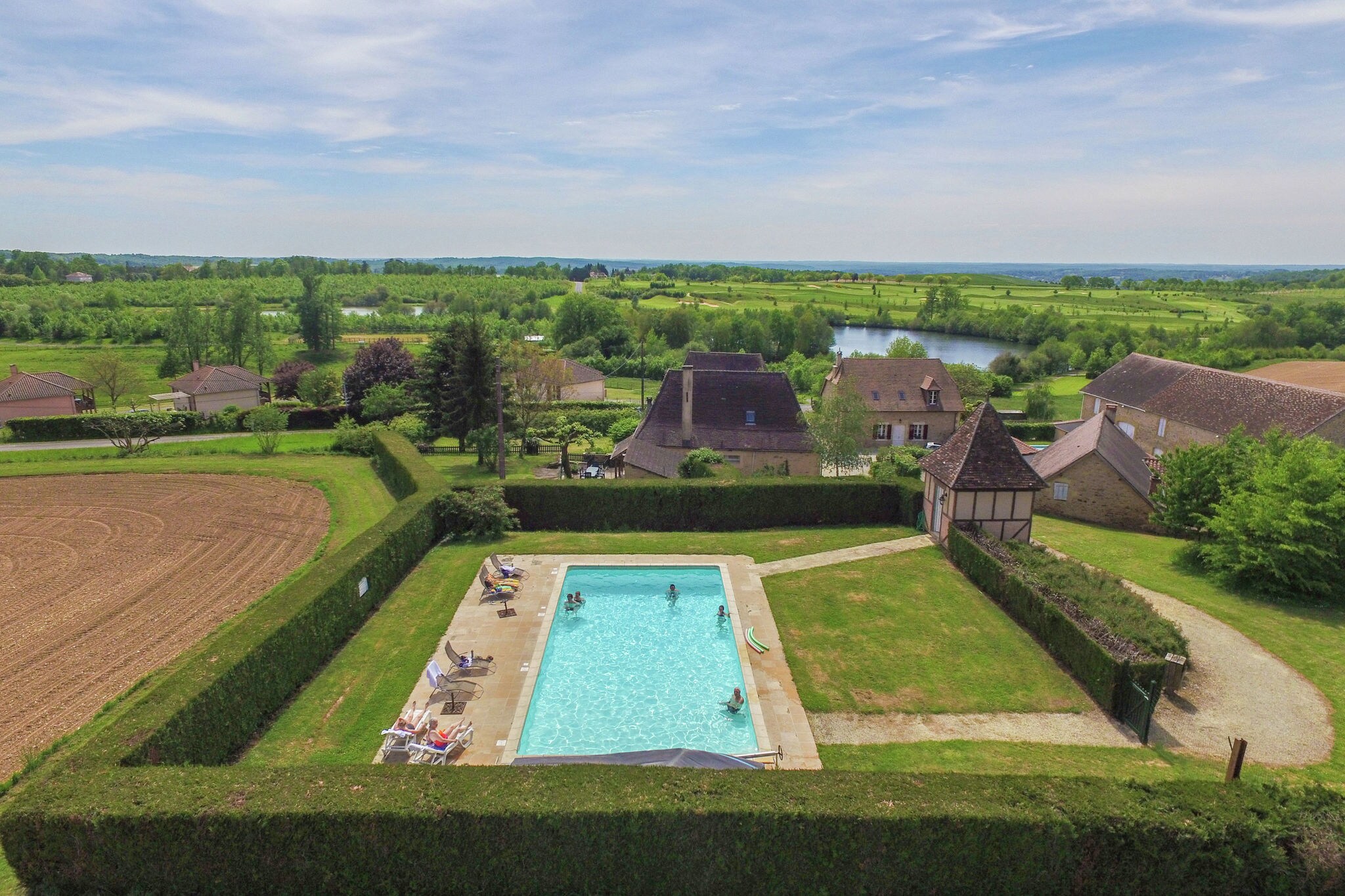 Gîte de luxe à Saint-Médard-d'Excideuil avec piscine