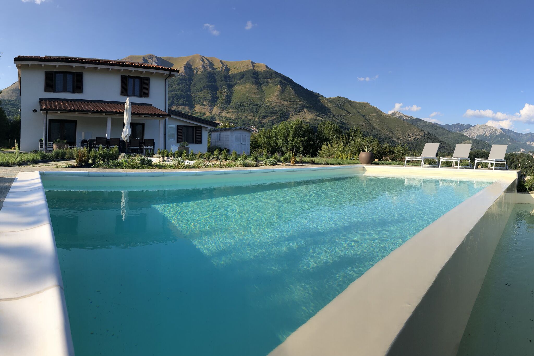 Panoramisch huis met privézwembad in de groene heuvels van de Garfagnana