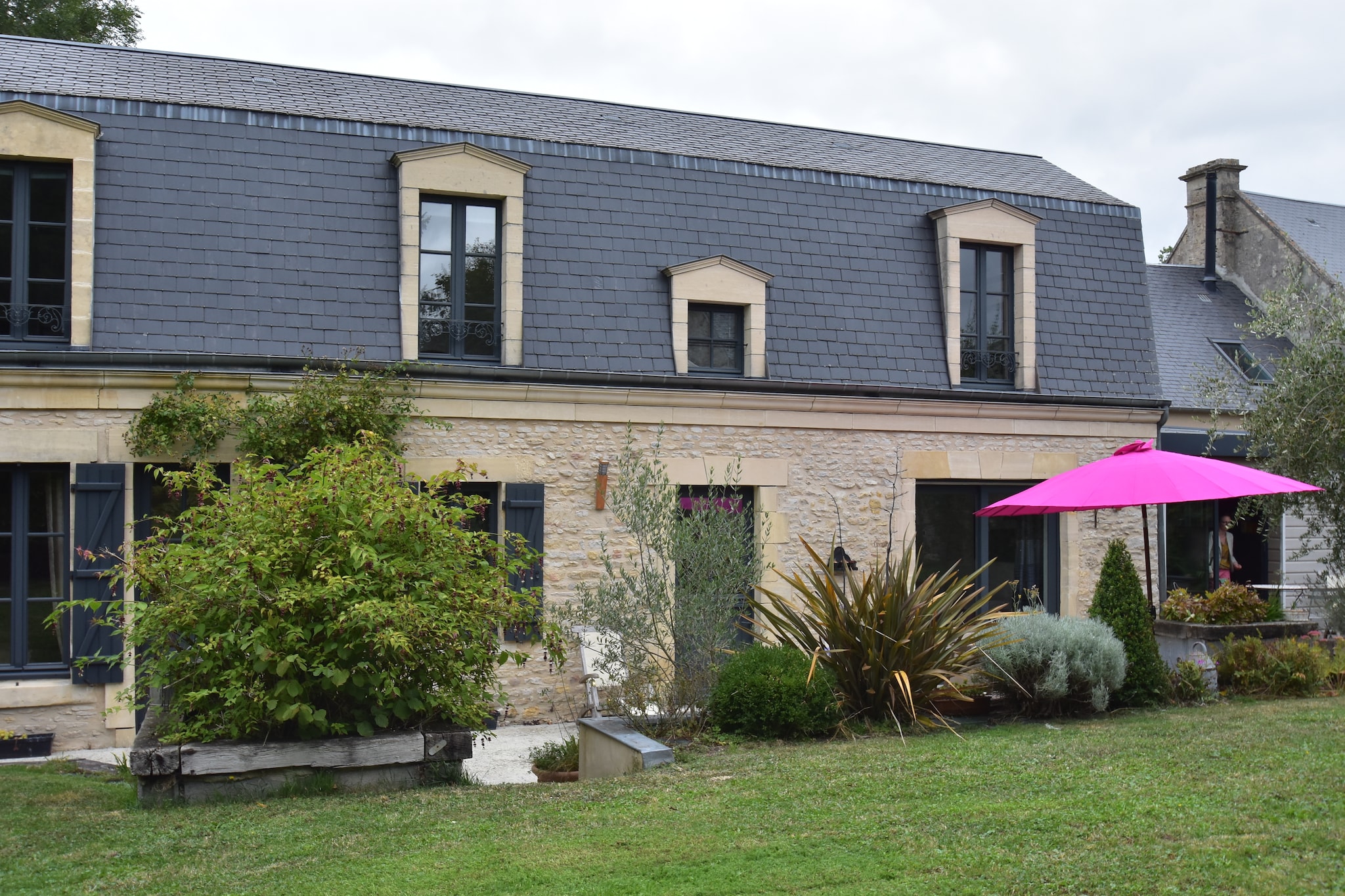 An optional utilities and service fee of EUR 100,00 will be charged before your arrival. Details are given below.<br> This house is located in Le Bourg and has 4 bedrooms. The property is close to the port. The property is ideal for a holiday with family or friends.Bayeux center is 4 km away. Here you can go for a bakery, restaurants and a public swimming pool. Golf enthusiasts can tee off at Golf Omaha Beach in Port en Bessin (8 km). If you want to know more about the events of WWII and the Battle of Normandy, you can visit bring the American military cemetery (15 km). There is also a memorial museum 25 km away.The house is fully equipped. There is a spacious garden with garden furniture and a terrace. You will also find a barbecue here, to prepare a tasty meal on summer evenings.The train station is 6 km away. <br><b> Optional Utilities & Service Package </b><br><b> An optional utilities and service package of EUR 100,00 </b> can be selected prior to your arrival. You will receive a separate communication with the payment link should you wish to include it.<br>This package ensures a seamless stay and conveniently covers services such as final cleaning, utility consumption, service support, and protection against minor damages or incidental costs during your stay.<br>Guests who prefer may manage these services independently, provided the property is returned in good order at check-out.